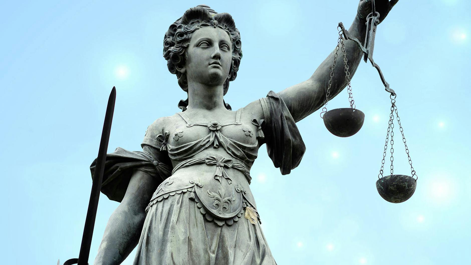 Justitia mit Waage und Schwert. Wir richten ständig über uns selbst und über andere. Jeder hat seinen eigenen inneren Richter.