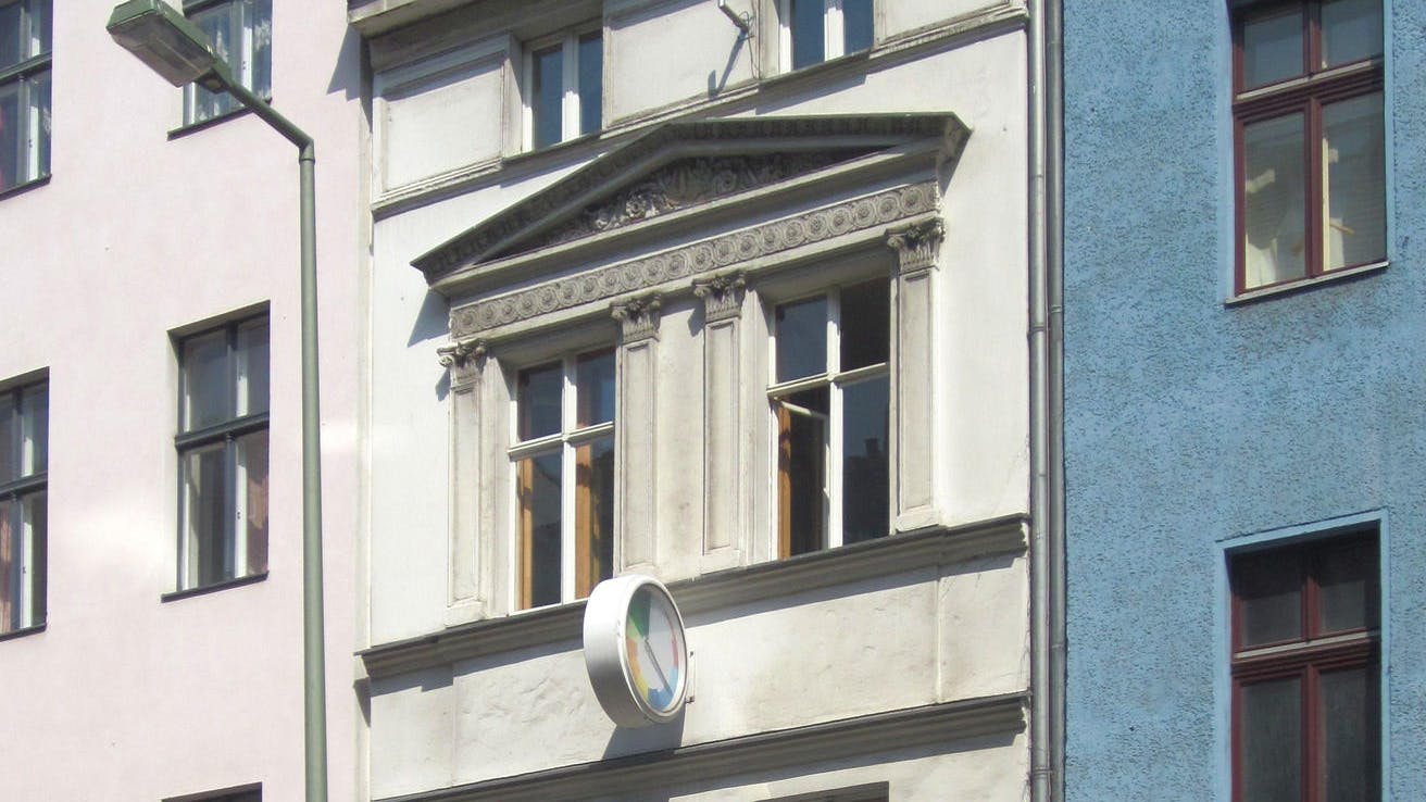 Das ist Kreuzbergs kleinstes Haus. Das Ur-Townhouse steht in der Oranienstraße 46.