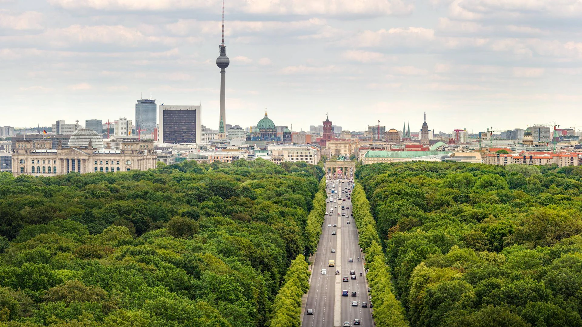 Panorama von Berlin-Mitte mit Teilen des Berliner Tiergartens und der Straße des 17. Juni.