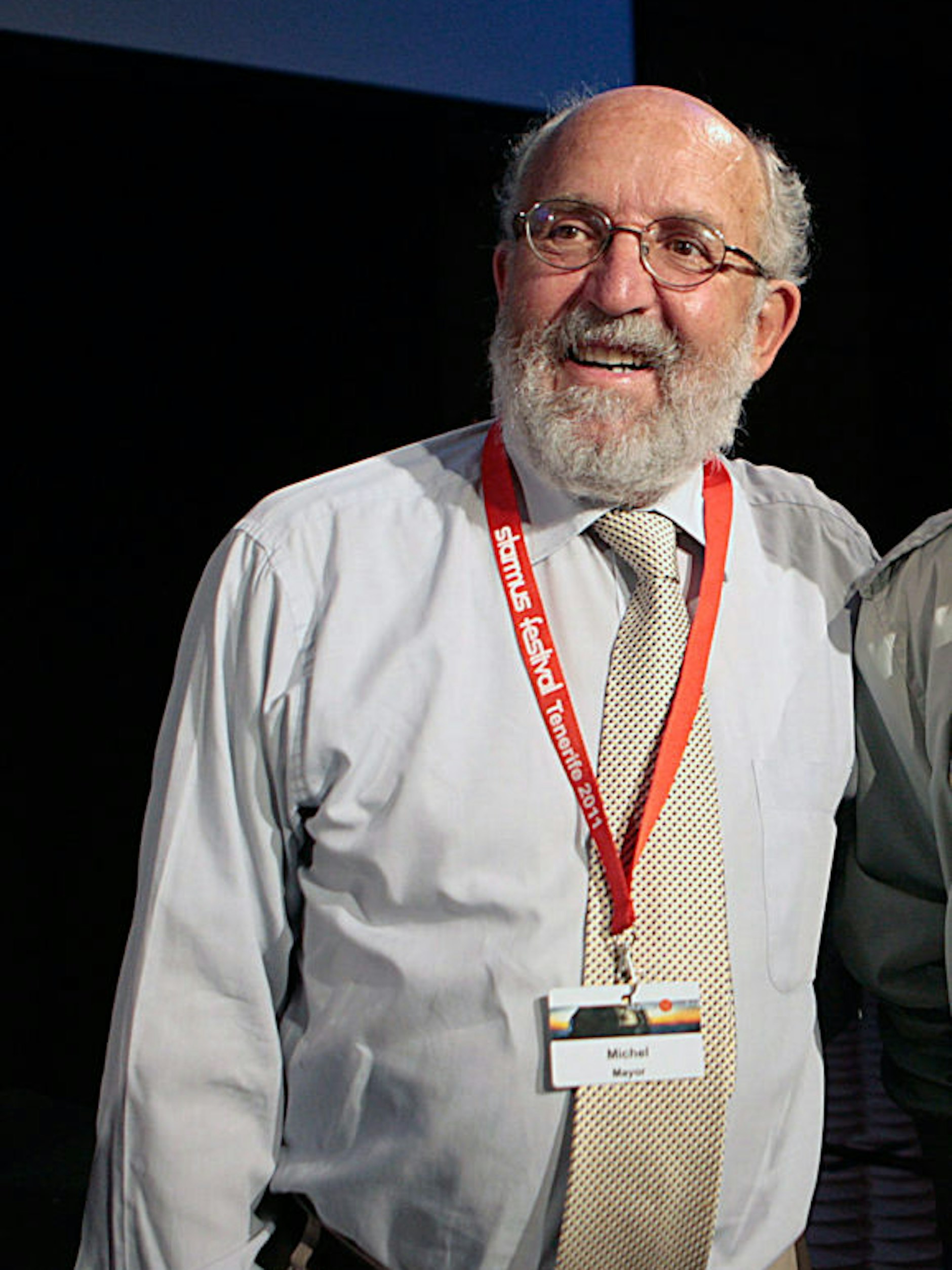 Michel Mayor: Der Astronom, 1942 in der Schweiz geboren, ist seit 1984 Professor an der Universität Genf, seit seiner Emertierung 2007 Honorarprofessor. Didier Queloz war sein Doktorand.&nbsp;