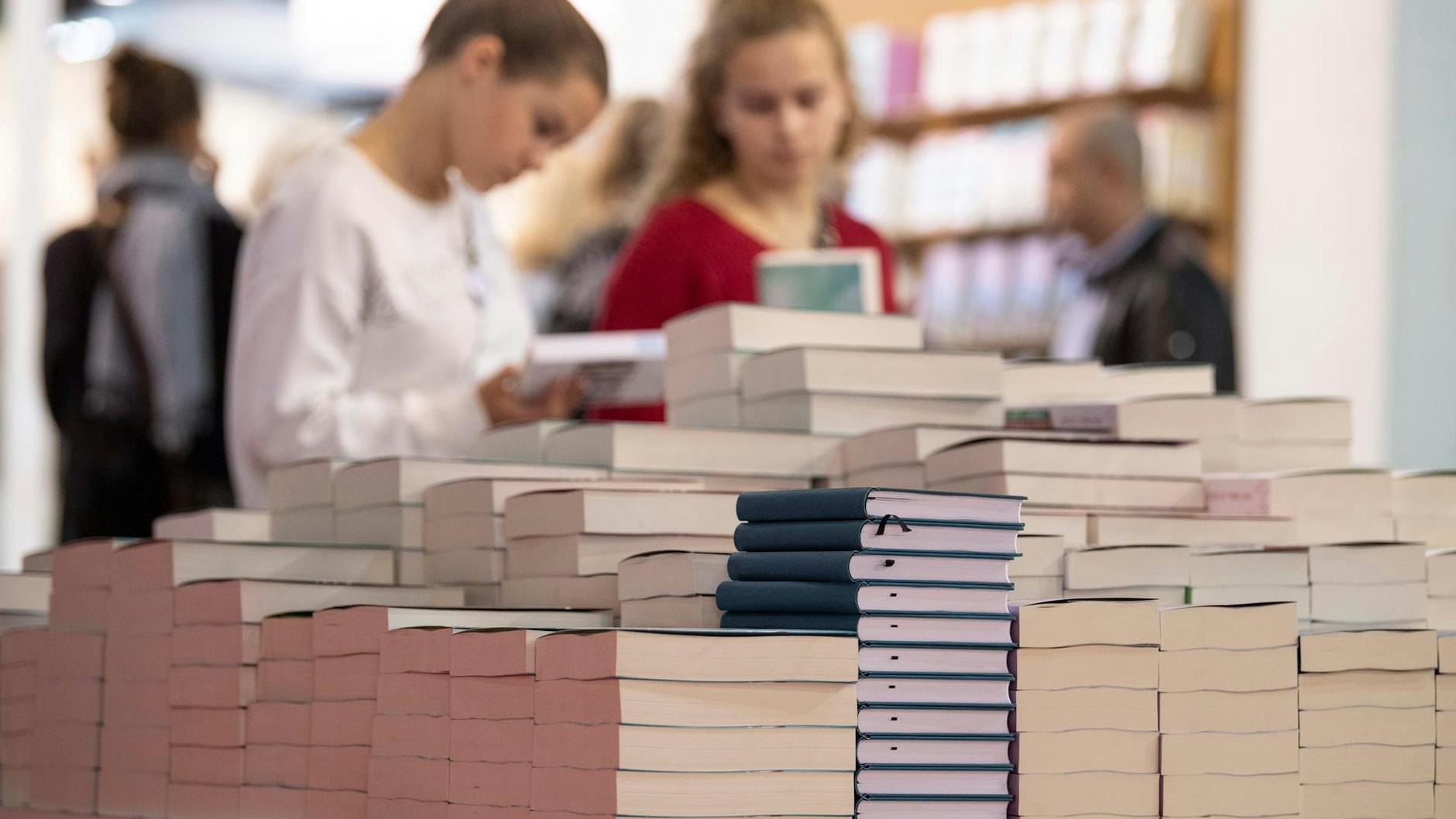 Ein Stapel aus deutschsprachigen Neuerscheinungen auf der Frankfurter Buchmesse 2019.