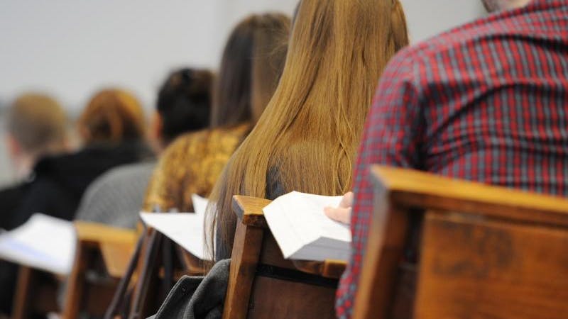 Studenten sitzen in einer Vorlesung in einem Hörsaal der Humboldt-Universität zu Berlin.