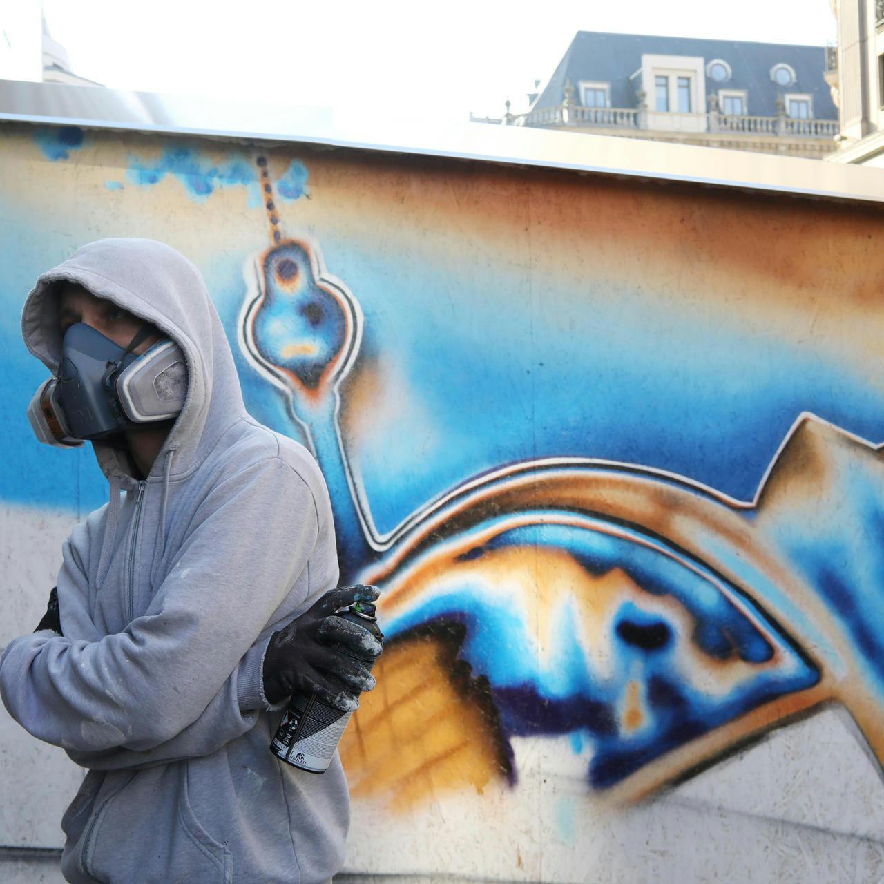 Früher befasste sich Snyder mit Zügen. Nun gestaltet er zwei Holzgebäude, die einen künftigen U-Bahnhof der U5 und U6 während der Bauzeit schützen – ganz legal.