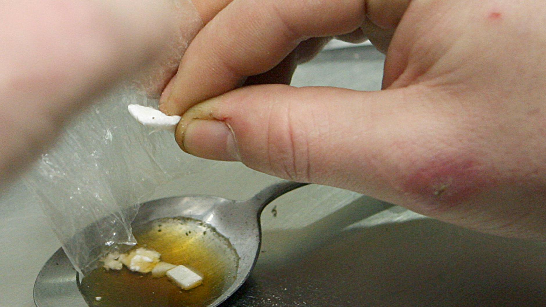Gefählicher Stoff. Heroin gehört zu den häufigsten illegalen Drogen, die Süchtige sich spritzen.