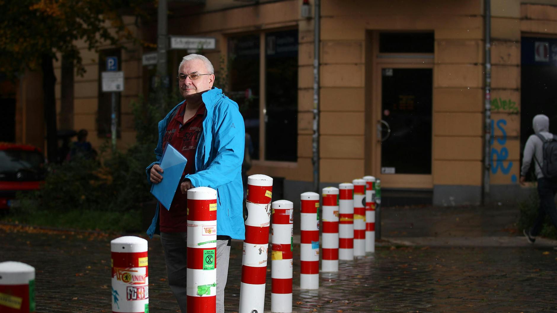 Durchfahrt verboten: Oliver Mummer steht an der Sperre, die sich seit Mitte August diagonal über die Kreuzung Schreiner-/ Voigtstraße zieht.