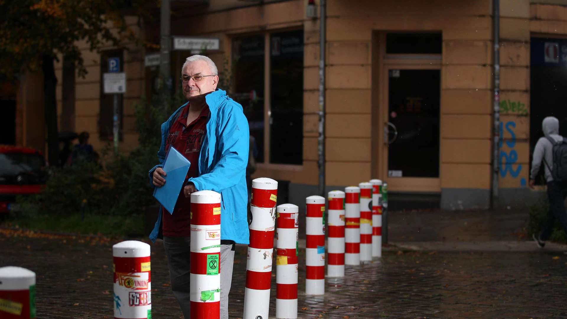 Durchfahrt verboten: Oliver Mummer steht an der Sperre, die sich seit Mitte August diagonal über die Kreuzung Schreiner-/ Voigtstraße zieht.