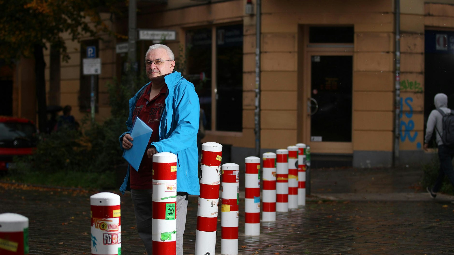 Durchfahrt verboten: Oliver Mummer steht an der Sperre, die sich seit Mitte August diagonal über die Kreuzung Schreiner-/ Voigtstraße zieht.