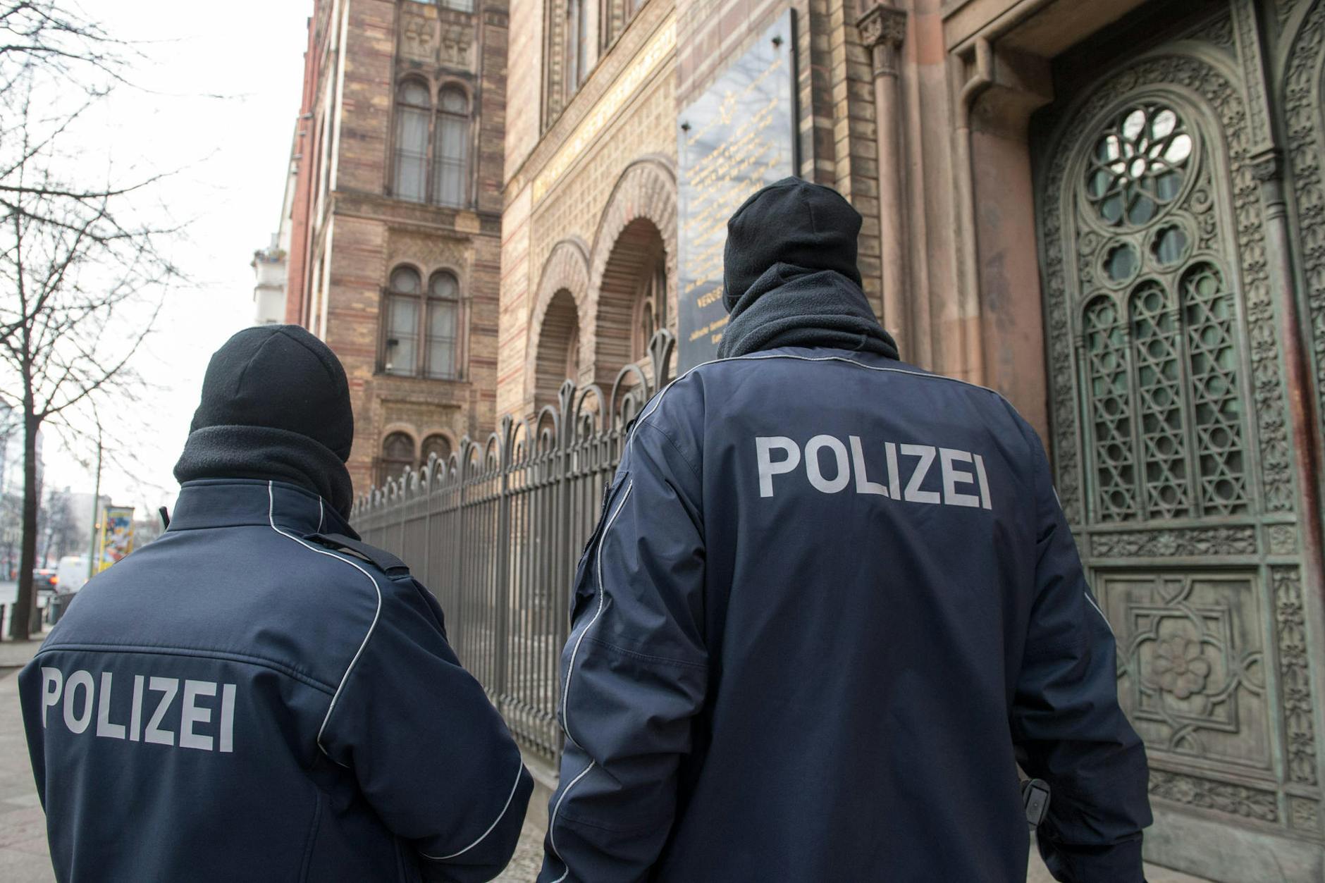 385 bestens ausgebildete Polizeivollzugsbeamte verbringen ihre Arbeitszeit nicht etwa mit der Jagd auf Kriminelle, sondern als Dauer-Wachposten.