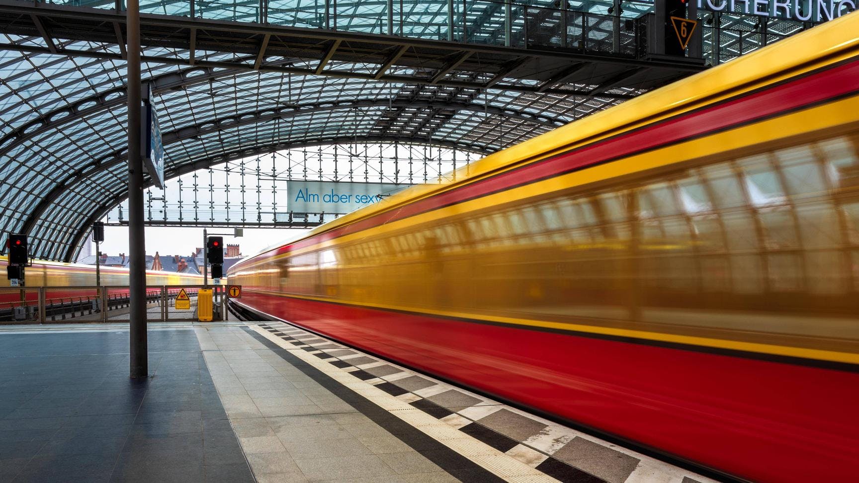 S-Bahn-Zug im Berliner Hauptbahnhof.