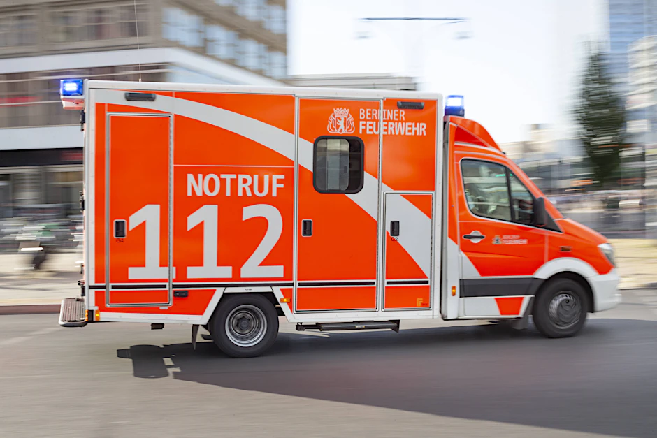 Der verletzte Mann wurde in ein Krankenhaus gebracht und notoperiert (Symbolbild).