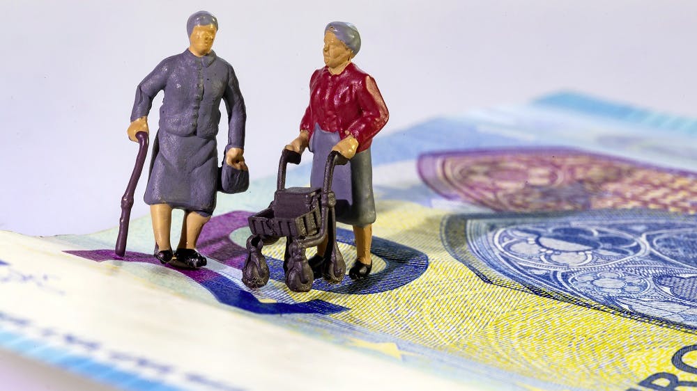 Rentner können sich in diesem Sommer auf ein ordentliches Rentenplus freuen (Symbolbild).