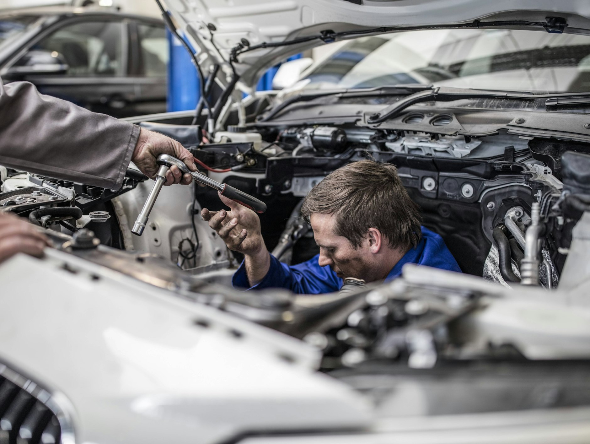 Mit Welchem Material Arbeitet Ein Kfz Mechatroniker Schule für Kfz-Technik bekommt Neubau für E-Mobilität