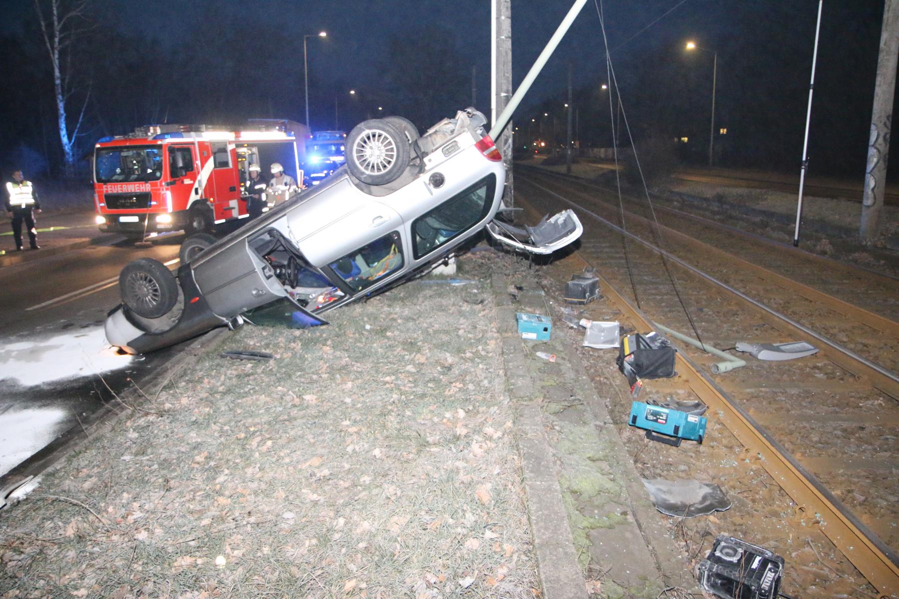 Treptow-Köpenick, 15. Februar 2019: Die Treskowallee ist aufgrund eines Unfalls gesperrt. Ein Lkw hat ein Auto übersehen. Das Fahrzeug wurde durch die Gegend geschleudert.