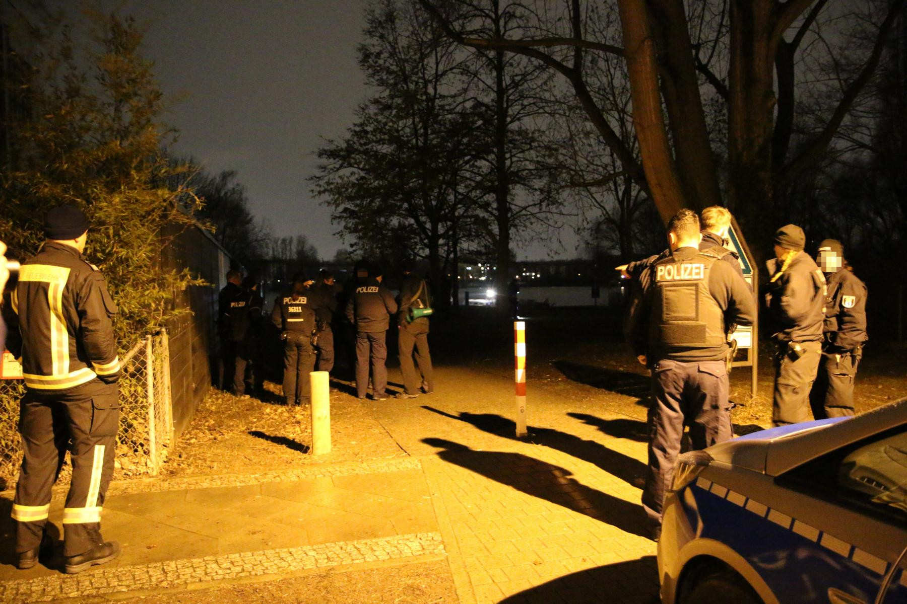 Rummelsburger Bucht, 13. Februar 2019: Am Alice-und-Hella-Hirsch-Ring nahe der Rummelsburger Bucht kam es in der Nacht zu einem Streit zwischen mehrerer Personen. Dabei soll Mann eine Waffe gezogen haben. Das SEK stürmte ein Sportboot, auf dem man den Bewaffneten vermutete. Auf dem Boot befand sich aber niemand.
