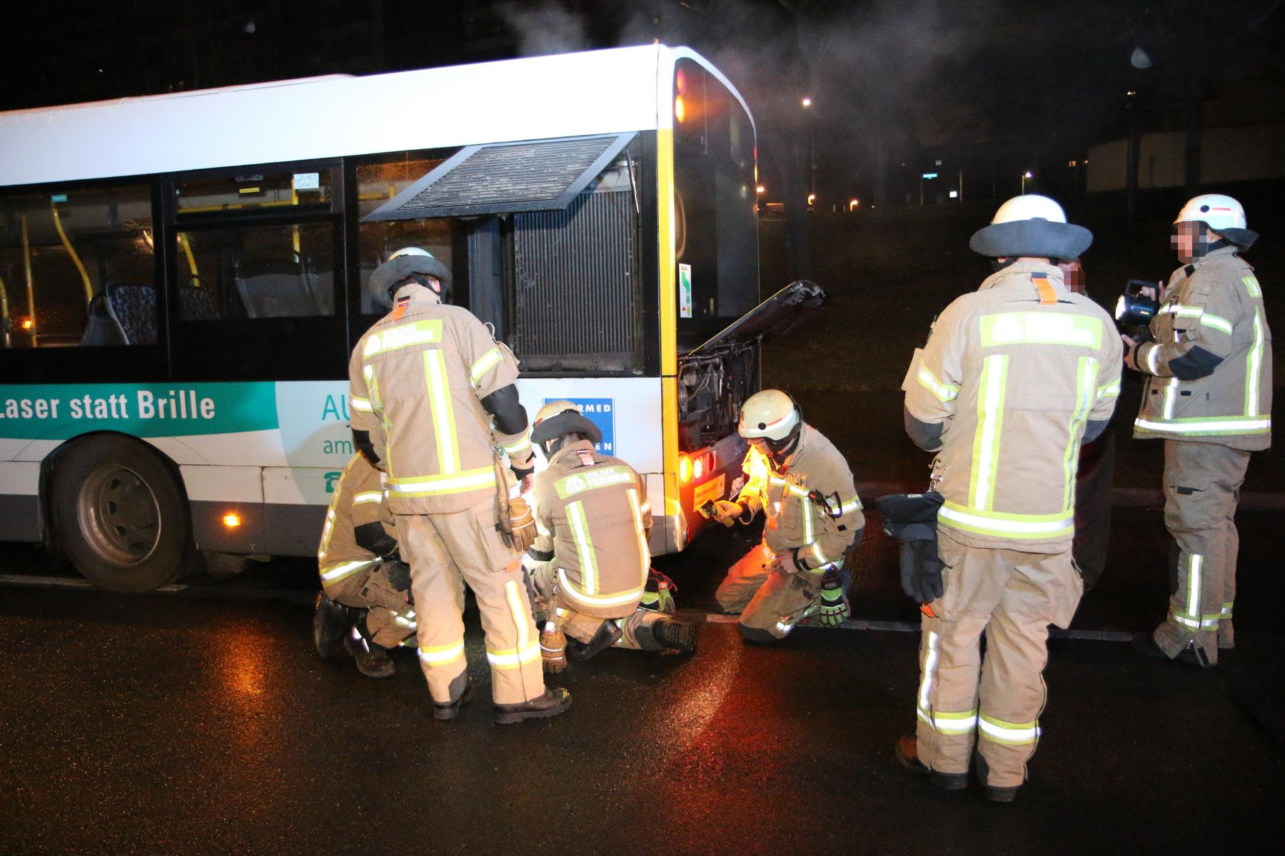 Lichtenberg, 13. Februar 2019: Qualm ist am frühen Mittwochmorgen aus einem Bus der Berliner Verkehrsbetriebe aufgestiegen.