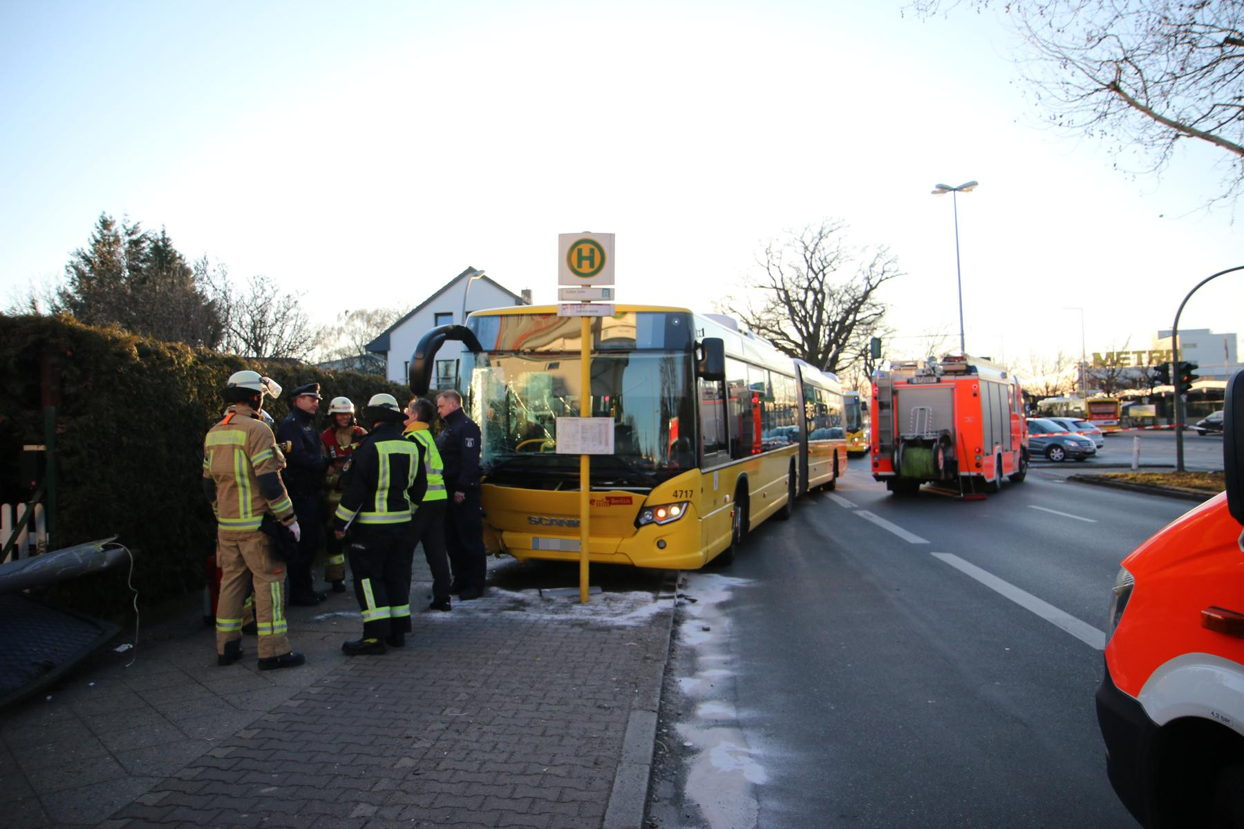 Berlin-Lichtenrade, 24. Februar 2019: An der Kreuzung Buckower Chaussee Ecke Kettinger Straße fuhr ein BVG-Bus in eine Haltestelle und brachte einen Lichtmast zu Fall. Bei dem Unfall sollen mindestens vier Personen verletzt worden sein. Darunter der Busfahrer, 2 Kinder und deren Vater.