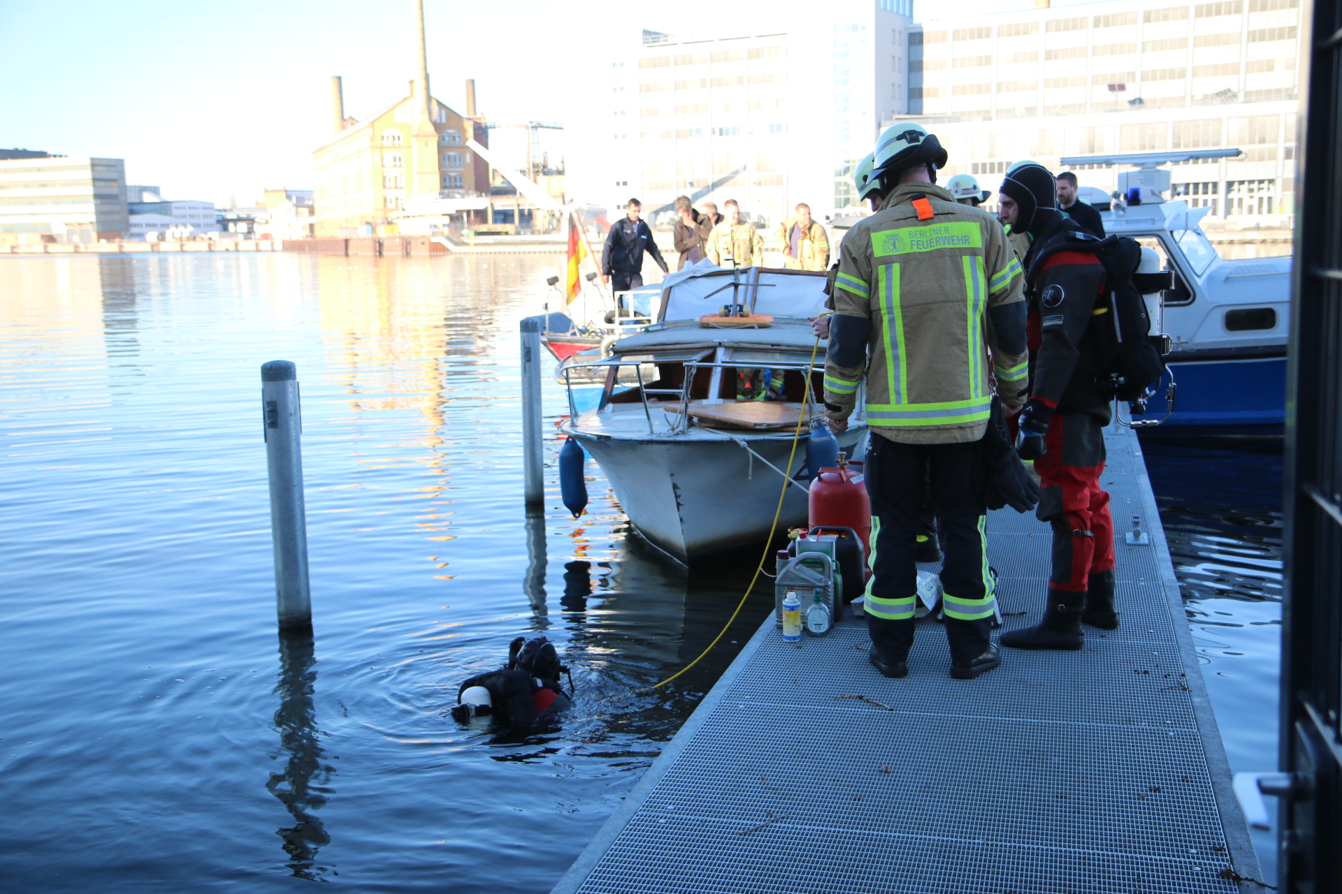 Berlin-Niederschöneweide, 24. Februar 2019: In Höhe der Rudower Straße drohte ein Sportboot zu sinken. Die Wasserschutzpolizei und Feuerwehr waren mit dem technischen Dienst vor Ort, um das weitere Vorgehen zu beraten.