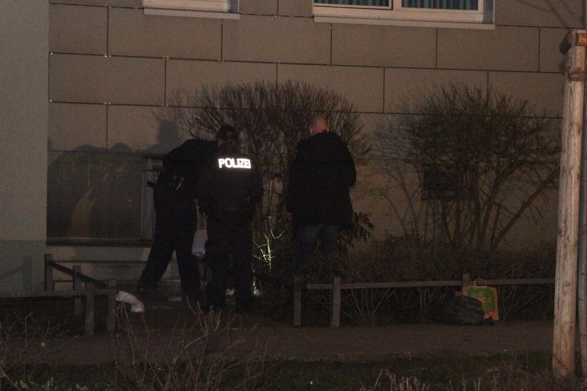 Neu-Hohenschönhausen, 27. Februar 2019: Einsatzkräfte am Unglücksort: Ein siebenjähriges Kind ist aus dem 10. Obergeschoss eines Wohnhauses gestürzt. 