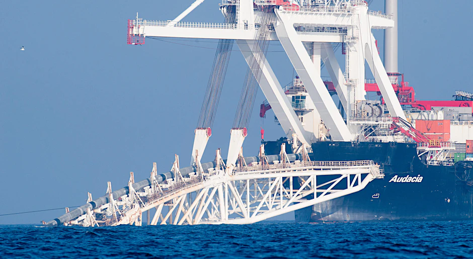 Ein Spezialschiff verlegt auf der Ostsee vor der Insel Rügen Rohre für die Ostsee-Erdgaspipeline Nord Stream 2. I