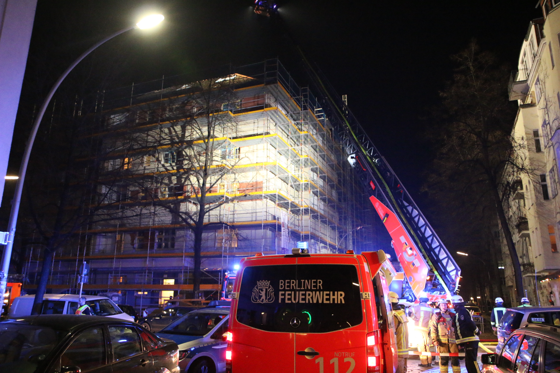 Neukölln, 26. Februar 2019: Das Dach eines Mehrfamilienhauses in der Weserstraße ist in Brand geraten. 