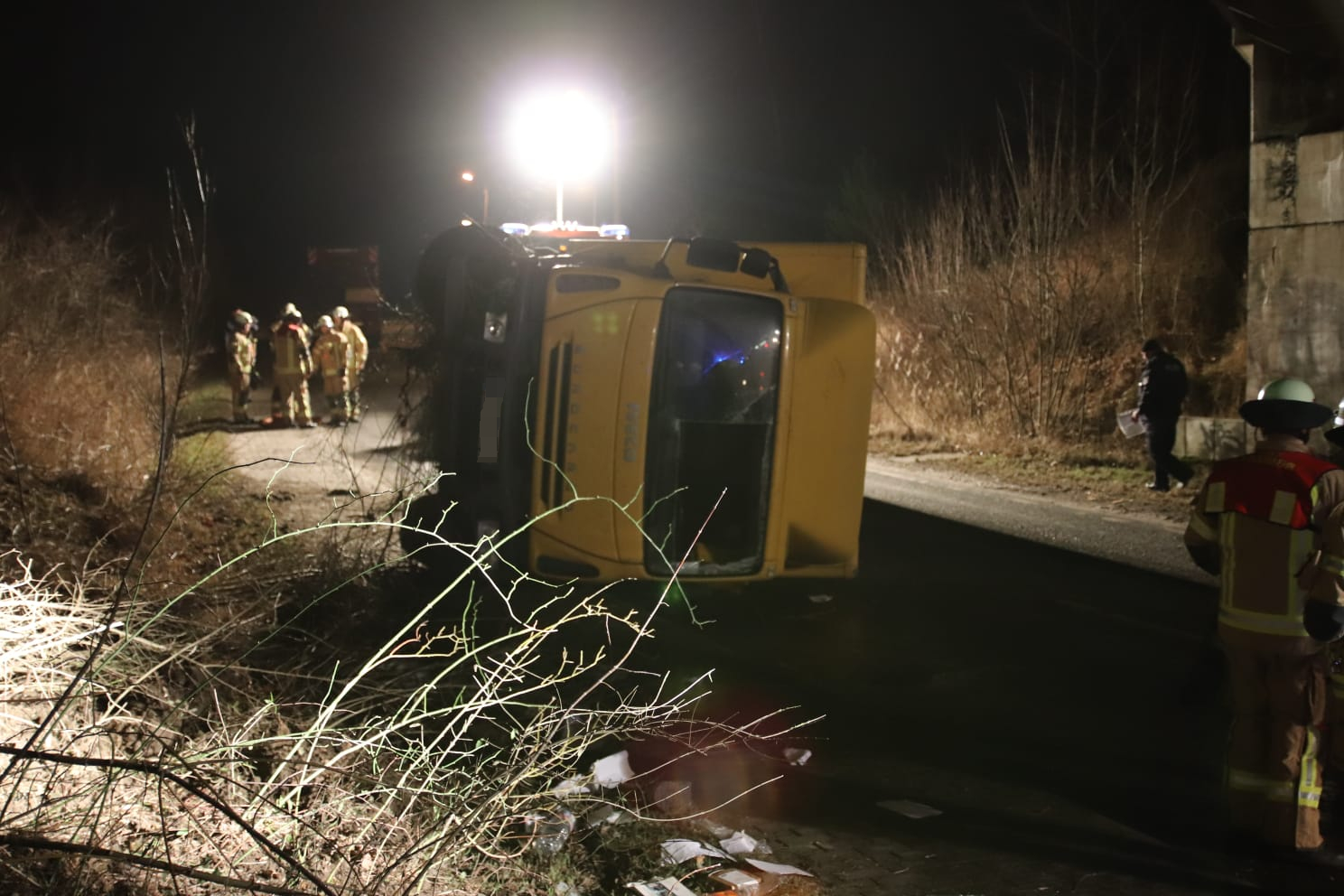 Berlin-Wartenberg, 7. Februar 2019: Ein Lkw ist am Donnerstagabend von der Fahrbahn abgekommen und infolgedessen umgekippt. Der Unfall ereignete sich an der Ecke Wartenberger Weg An der Margaretenhöhe. Die Feuerwehr setzte einen Rüst- und Kranwagen zur Bergung des Fahrzeugs ein. 