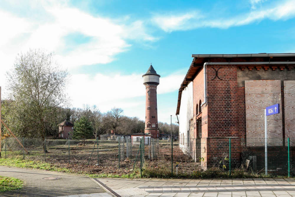 Der Rangierbahnhof in Elstal mit seinem 56 Meter hohen Wasserturm.