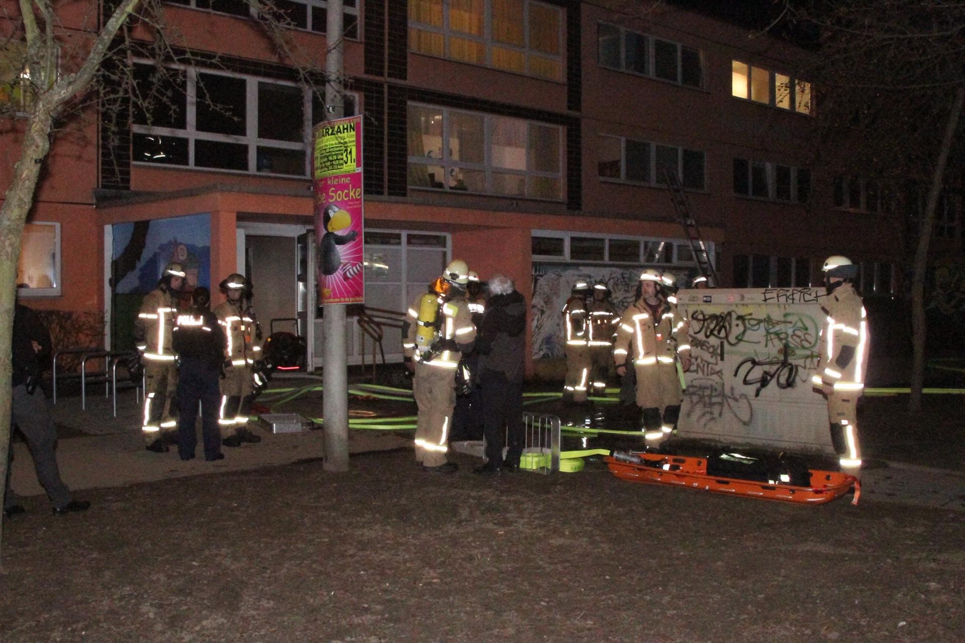 Neu-Hohenschönhausen, 26. Februar 2019: Im Treppenhaus eines Mehrfamilienhauses in der Wartiner Straße hat es gebrannt. Mehrere Personen mussten über Steckleitern gerettet werden.