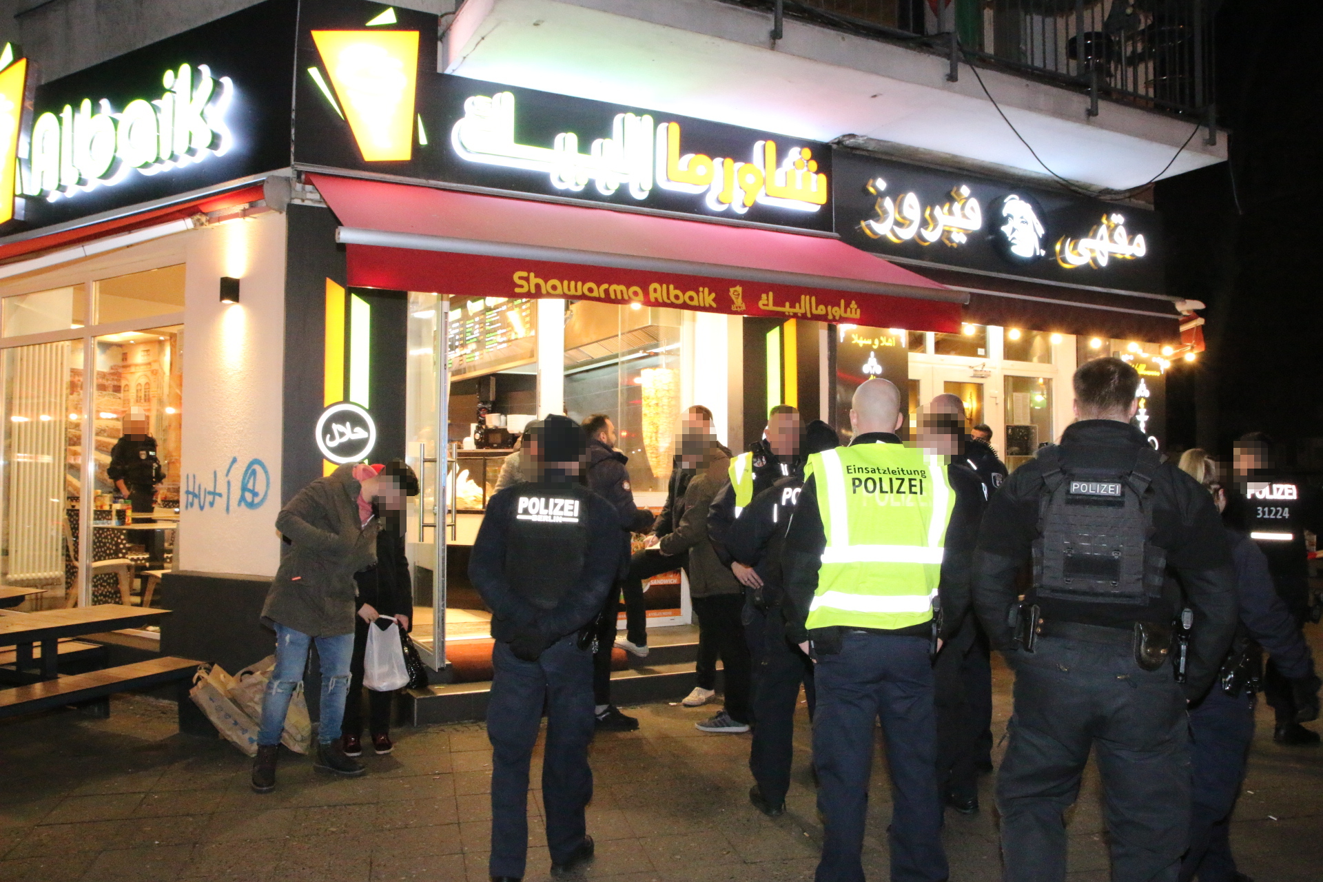 Berlin-Neukölln, 14. Februar 2019: Bei einem Streit vor einem Imbiss in der Sonnenallee sind zwei Männer von einem Unbekannten mit einem Messer attackiert und verletzt worden.