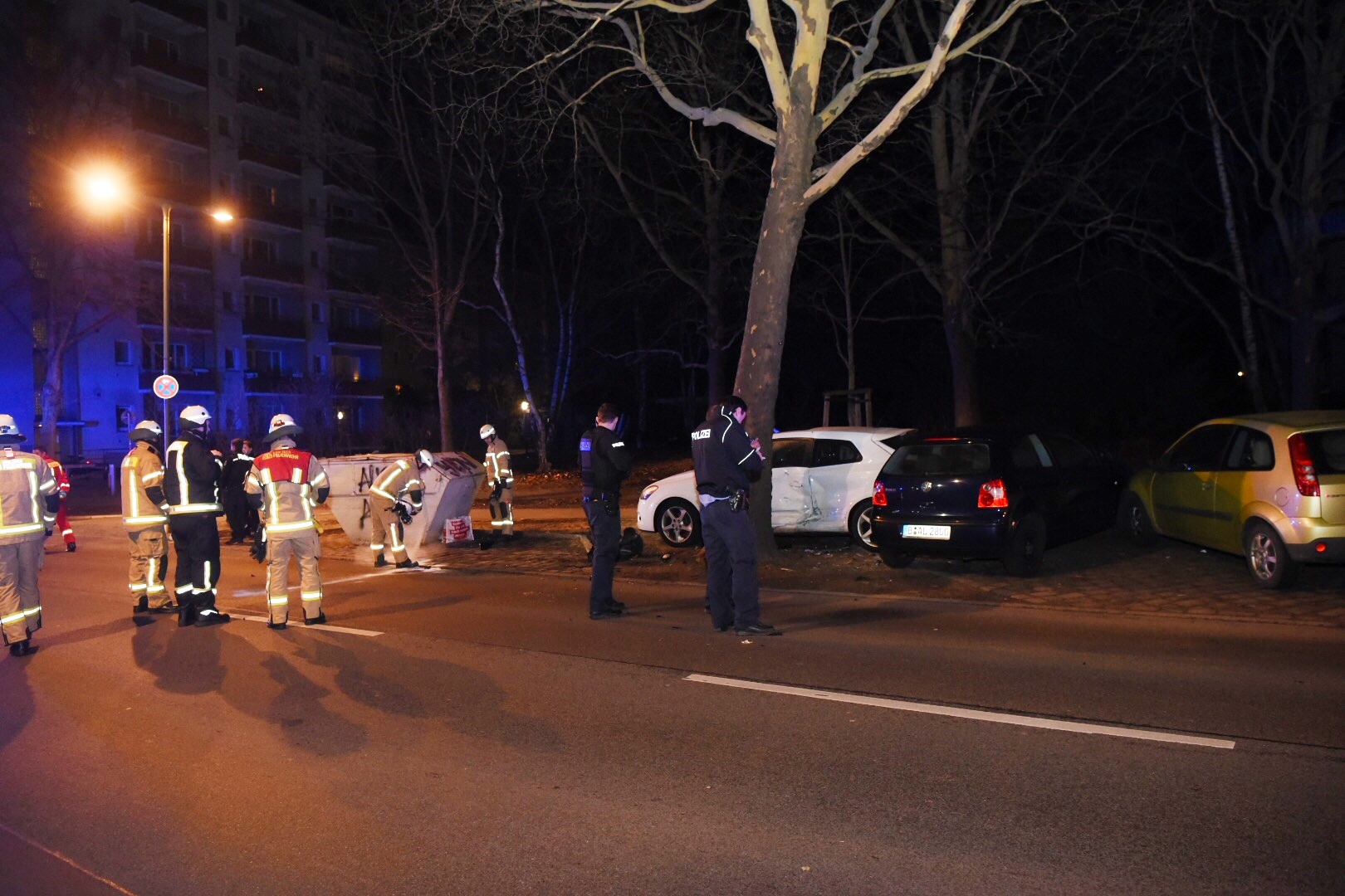 Reinickendorf, 16. Februar 2019: Ein Auto ist in der Klemkestraße gegen drei geparkte Fahrzeuge geschleudert. Der Unfallverursacher war anscheinend erheblich betrunken. Alle Autos wurden durch den Zusammenstoß schwer beschädigt.