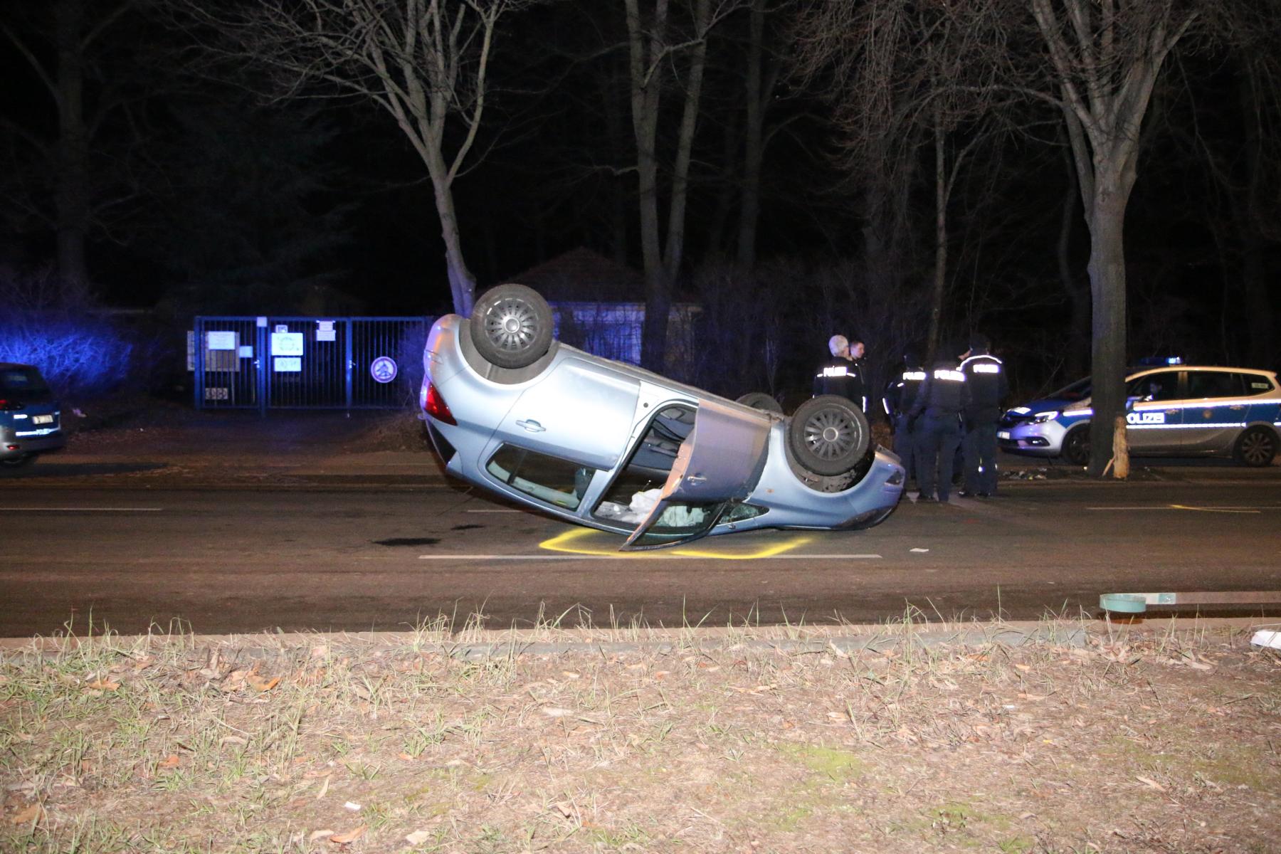 Berlin-Wedding, 9. Februar 2019: Auf der Seestraße in Höhe des Virchow-Klinikums ist in der Nacht - auf schnurgerader Fahrbahn - ein Opel nach rechts von der Fahrbahn abgekommen und hat einen Straßenbaum gerammt. Dabei überschlug sich der Pkw und kam auf dem Dach zum Liegen. Die beiden Insassen wurden bei dem Unfall verletzt.  