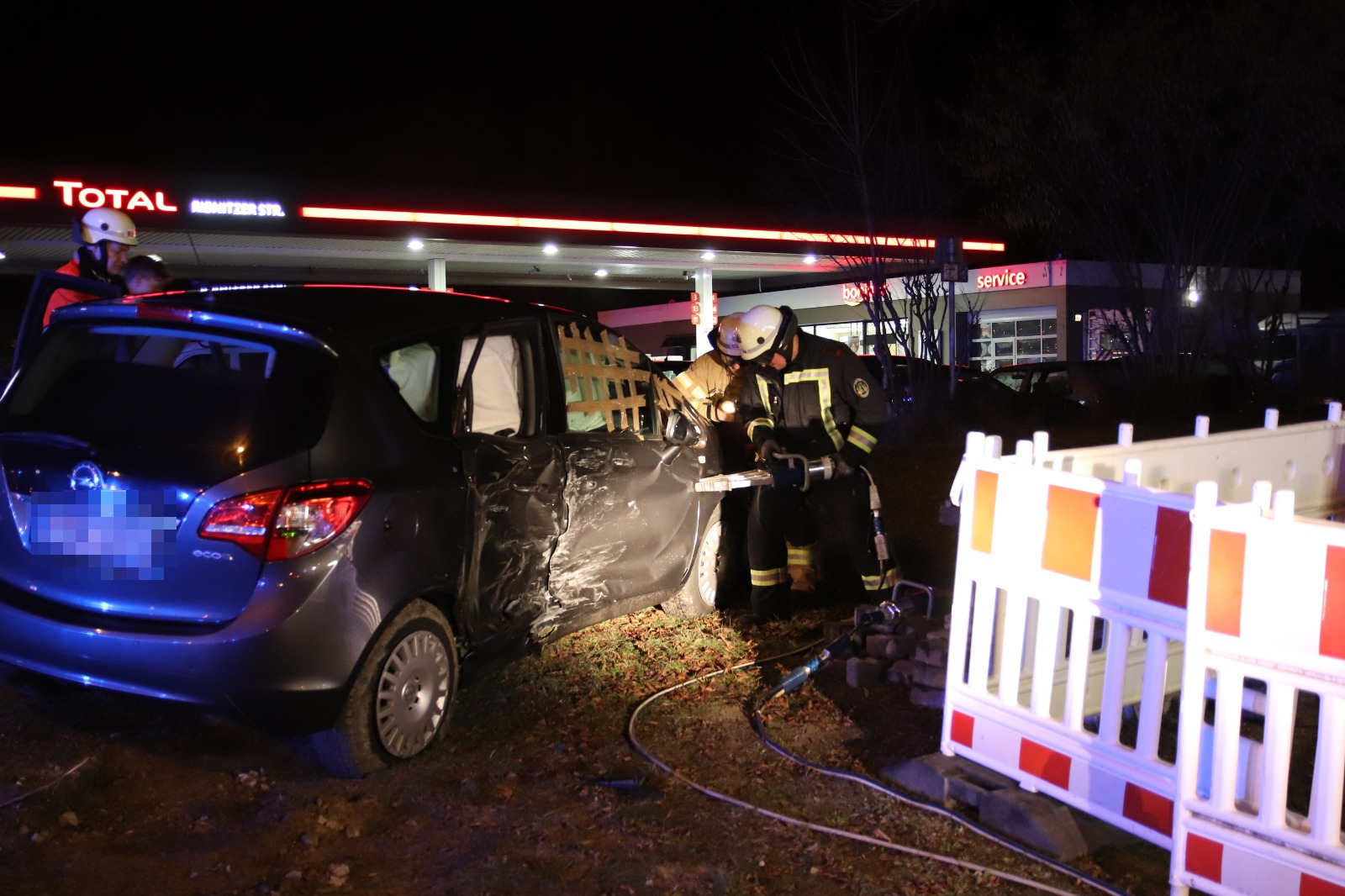 Berlin-Hohenschönhausen, 10. Februar 2019: Auf der Ribnitzer Straße Ecke Darßer Straße kam es zu einem Unfall zwischen zwei Autos. Drei Menschen wurden verletzt.