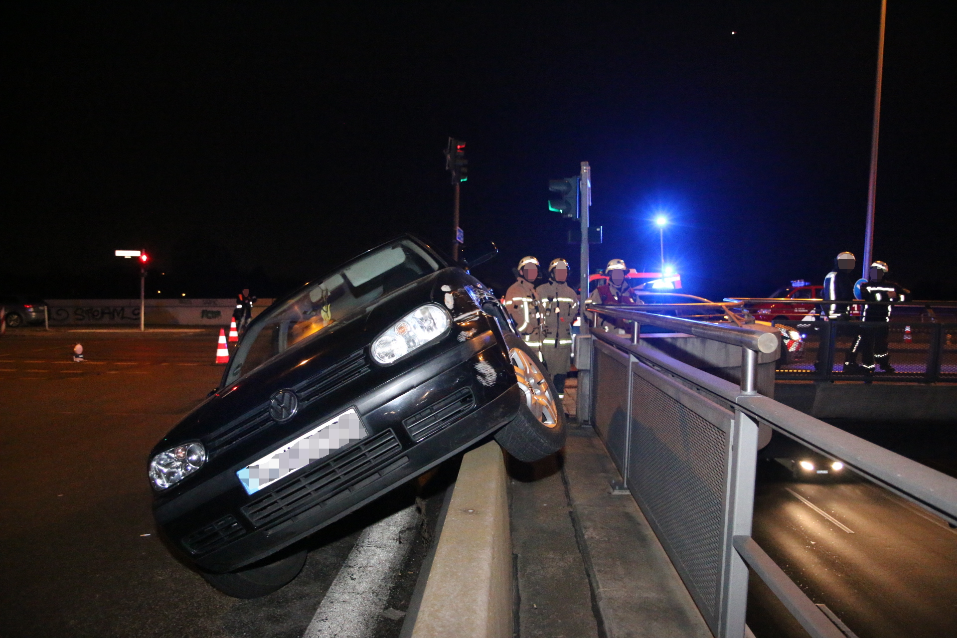 Baumschulenweg, 6. Februar 2018: Ein Pkw-Fahrer ist auf dem A113-Zubringer von der Fahrbahn abgekommen. Das Fahrzeug verkeilte sich noch auf der Johannisthaler Chaussee auf der verstärkten Leitplanke. Der Fahrer blieb unverletzt. 