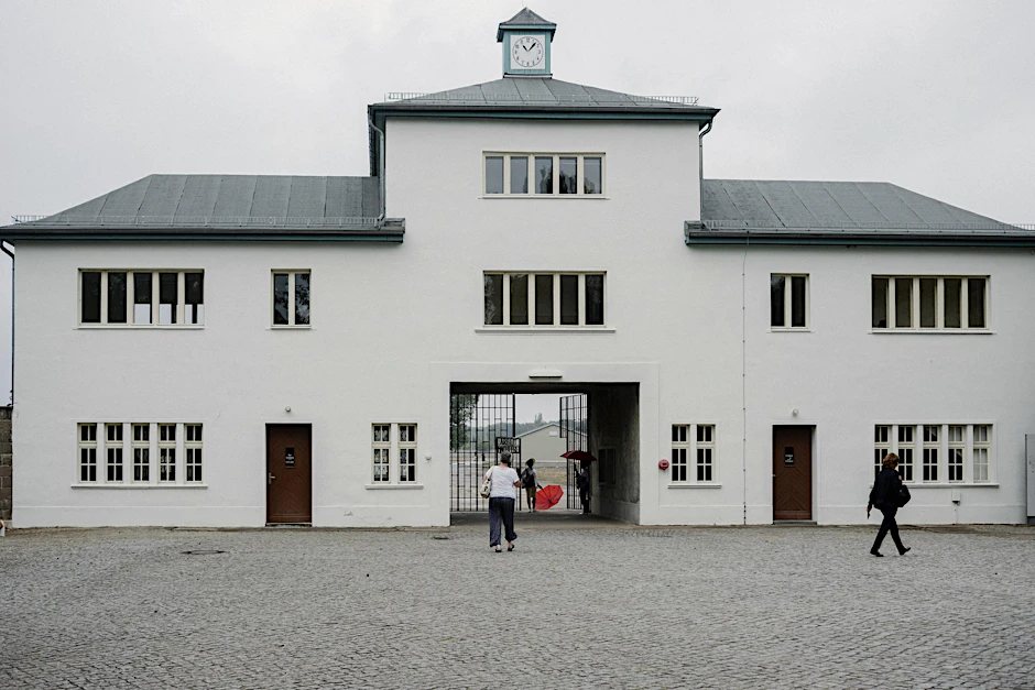 Der Haupteingang zum ehemaligen Konzentrationslager, der heutigen Gedenkstätte und Museum Sachsenhausen. 