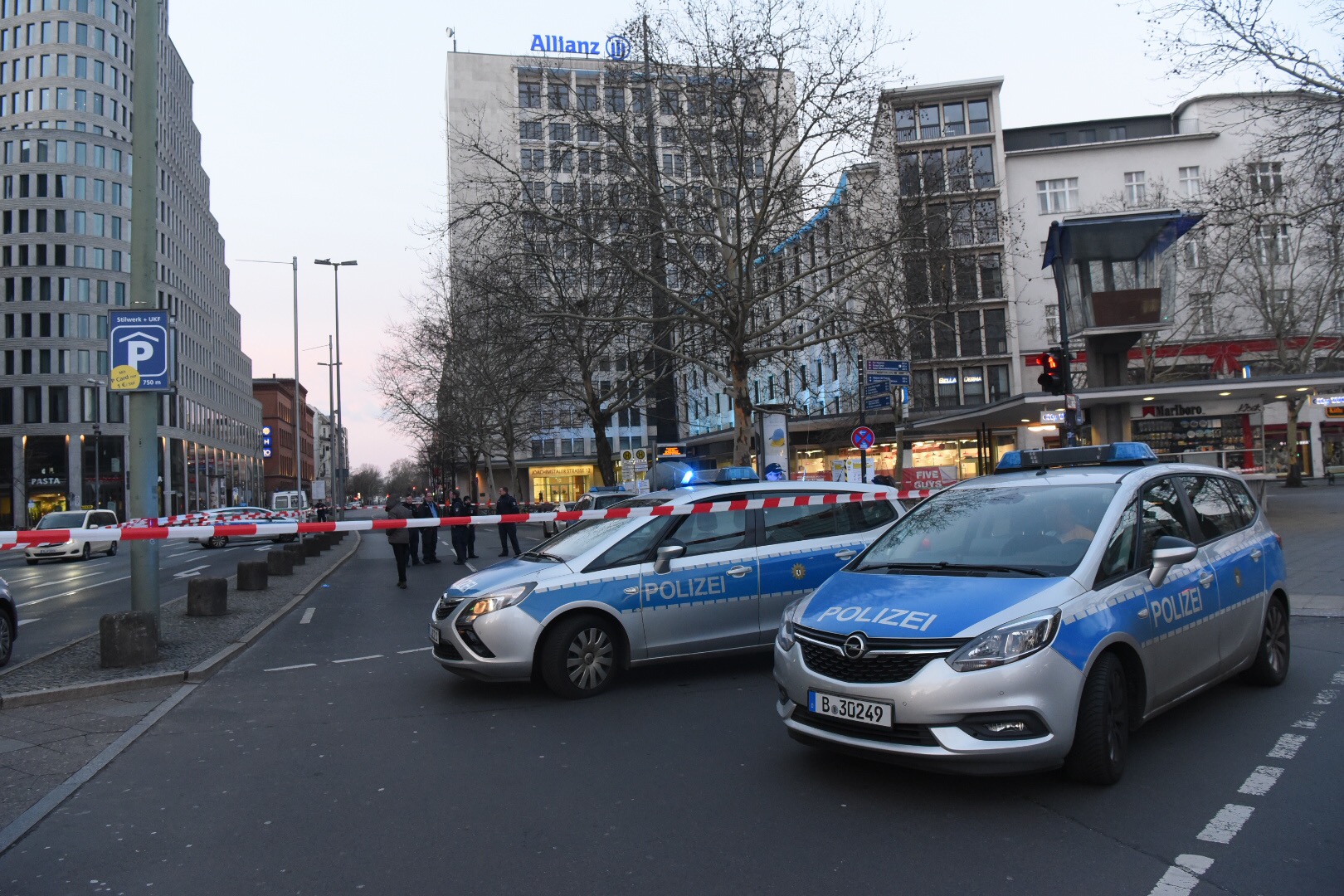 Berlin-Charlottenburg, 10. März 2019 Mindestens zwei Personen wurden in der Nacht zu Sonntag bei einer blutigen Auseinandersetzung mehrerer Beteiligter vor der Discothek "MAXXIM" in der Joachimsthaler Straße verletzt. Das Gebiet um den Tatort wurde weiträumig abgesperrt. Auf der Straße waren am Morgen überall größere Blutspuren zu erkennen. Die Hintergründe der Tat sind noch unklar.