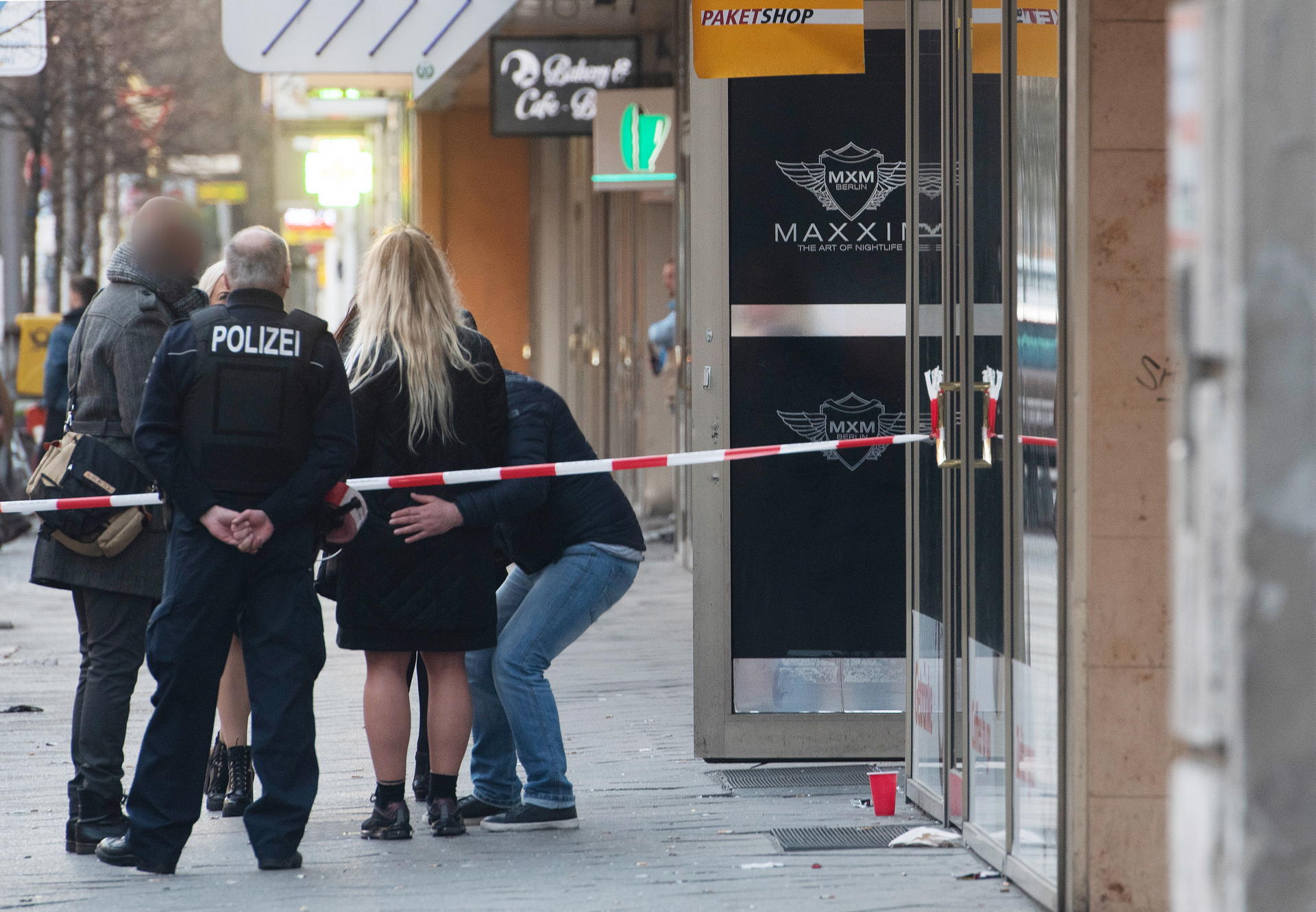 Berlin-Charlottenburg, 10. März 2019: Ein Polizist und Passanten stehen vor einer Disko unweit der Kreuzung Joachimsthaler Straße/Kurfürstendamm. Dort kam es am Morgen zu einer blutigen Auseinandersetzung, bei der mindestens zwei Menschen verletzt wurden. 