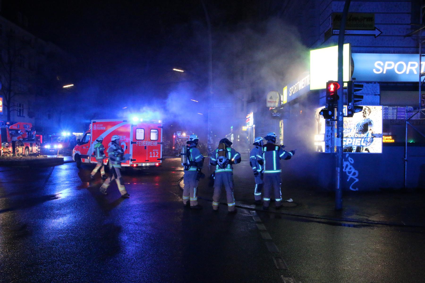 Neukölln, 11. März 2019: Starker Rauch dringt aus einem Haus in der Sonnenallee. Dort hat es in einem Keller gebrannt.