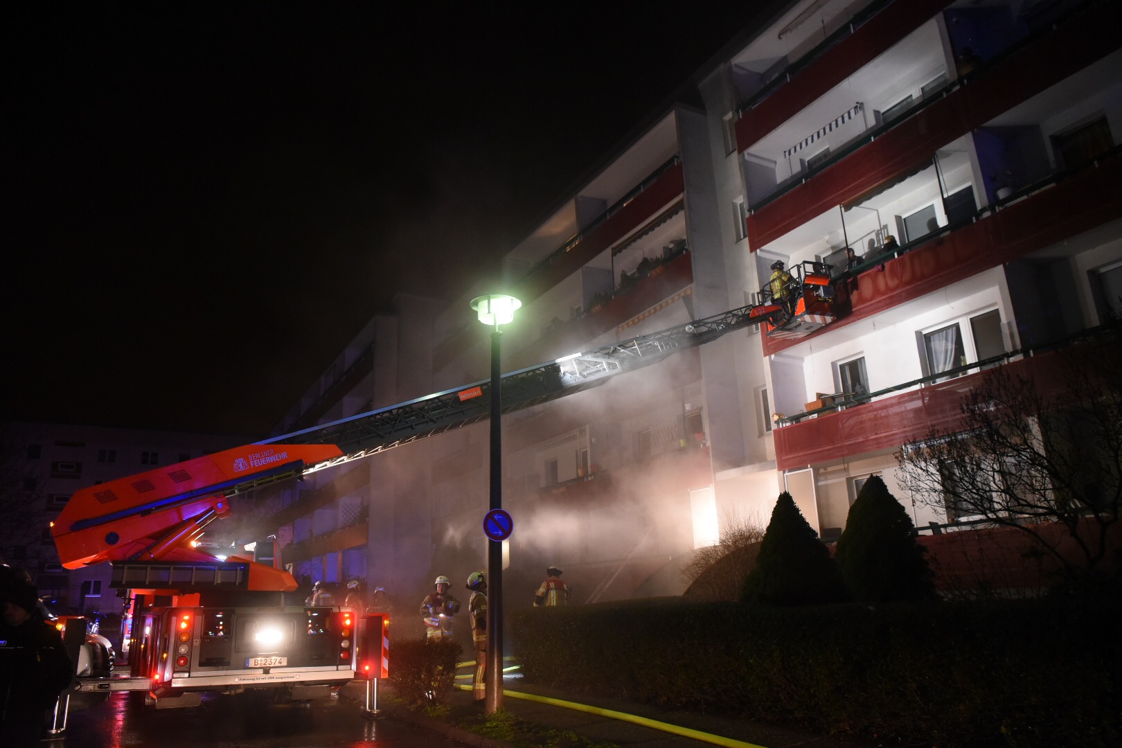 Hellersdorf, 15. März 2019: In einem fünfgeschossigen Wohnhaus hat es in sechs Kellerverschlägen gebrannt. Elf Bewohner des Hauses in der Zerbster Straße hat die Feuerwehr aus dem Haus gerettet. Verletzt wurde niemand.