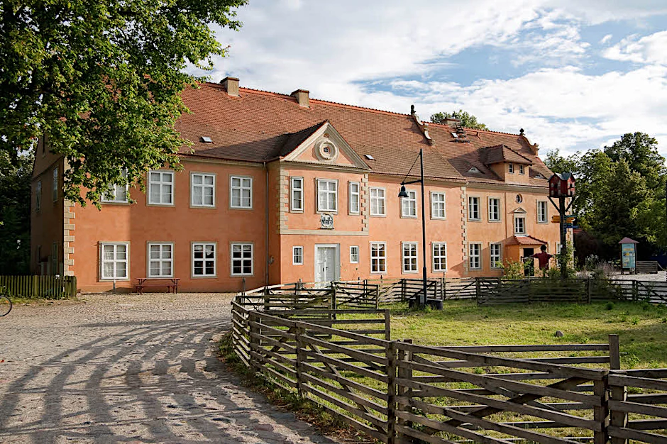 Die Schau „Herdanziehung“ wird im Herrenhaus der Domäne Dahlem gezeigt.