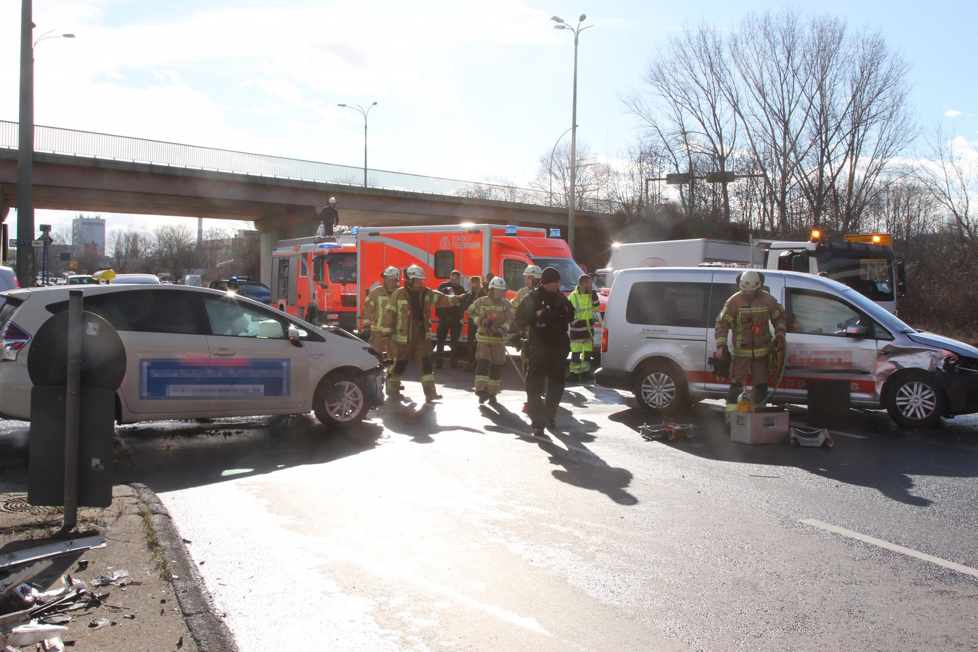 Marzahn, 4. März 2019: An der Kreuzung Märkische Allee Landsberger Allee sind zwei Autos ineinander gekracht. Nach ersten Informationen gibt es drei Verletzte, darunter ein Kind. Die Märkische Allee wurde für die Bergungsarbeiten stadtauswärts gesperrt. Die Unfallursache ist noch unklar.