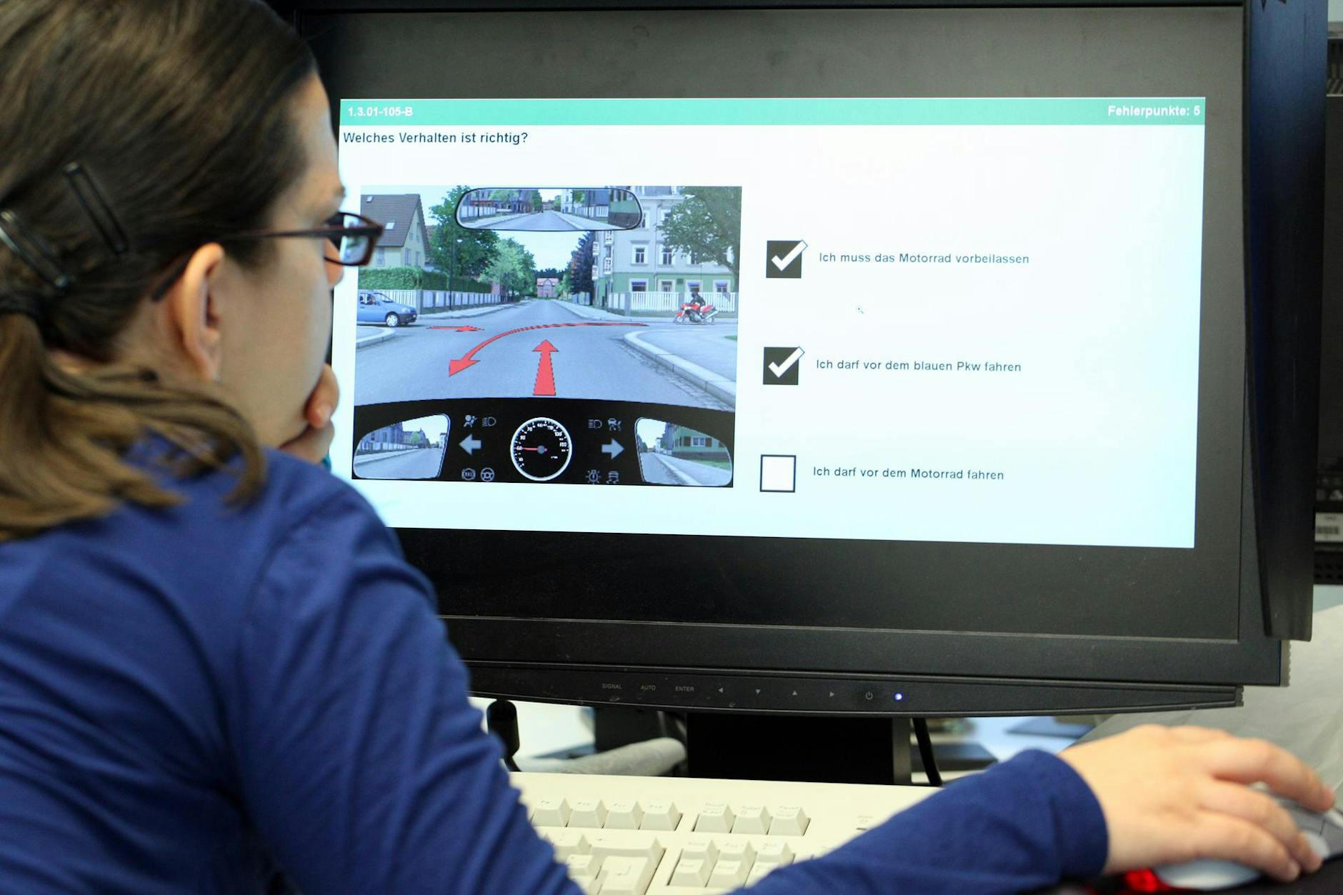 Fast jeder zweite Fahrschüler in Deutschland ist im vergangenen Jahr durch die theoretische Führerscheinprüfung für Autos gefallen.