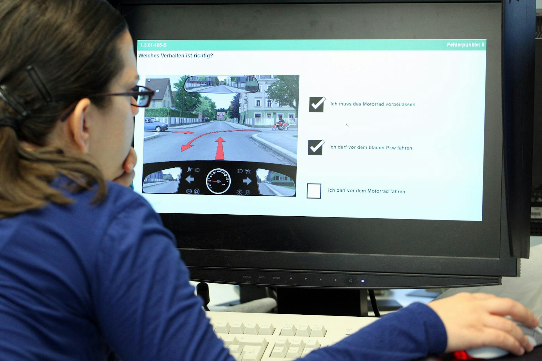 Fast jeder zweite Fahrschüler in Deutschland ist im vergangenen Jahr durch die theoretische Führerscheinprüfung für Autos gefallen.