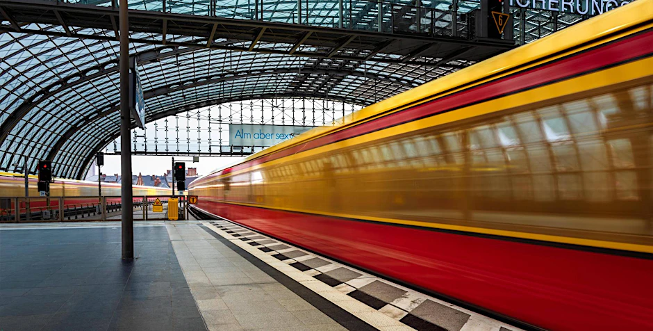 Ein S-Bahn-Zug im Berliner Hauptbahnhof. Seit mehr als 90 Jahren gehört dieses Verkehrsmittel zu Berlin. Wie geht es in den kommenden Jahren weiter?