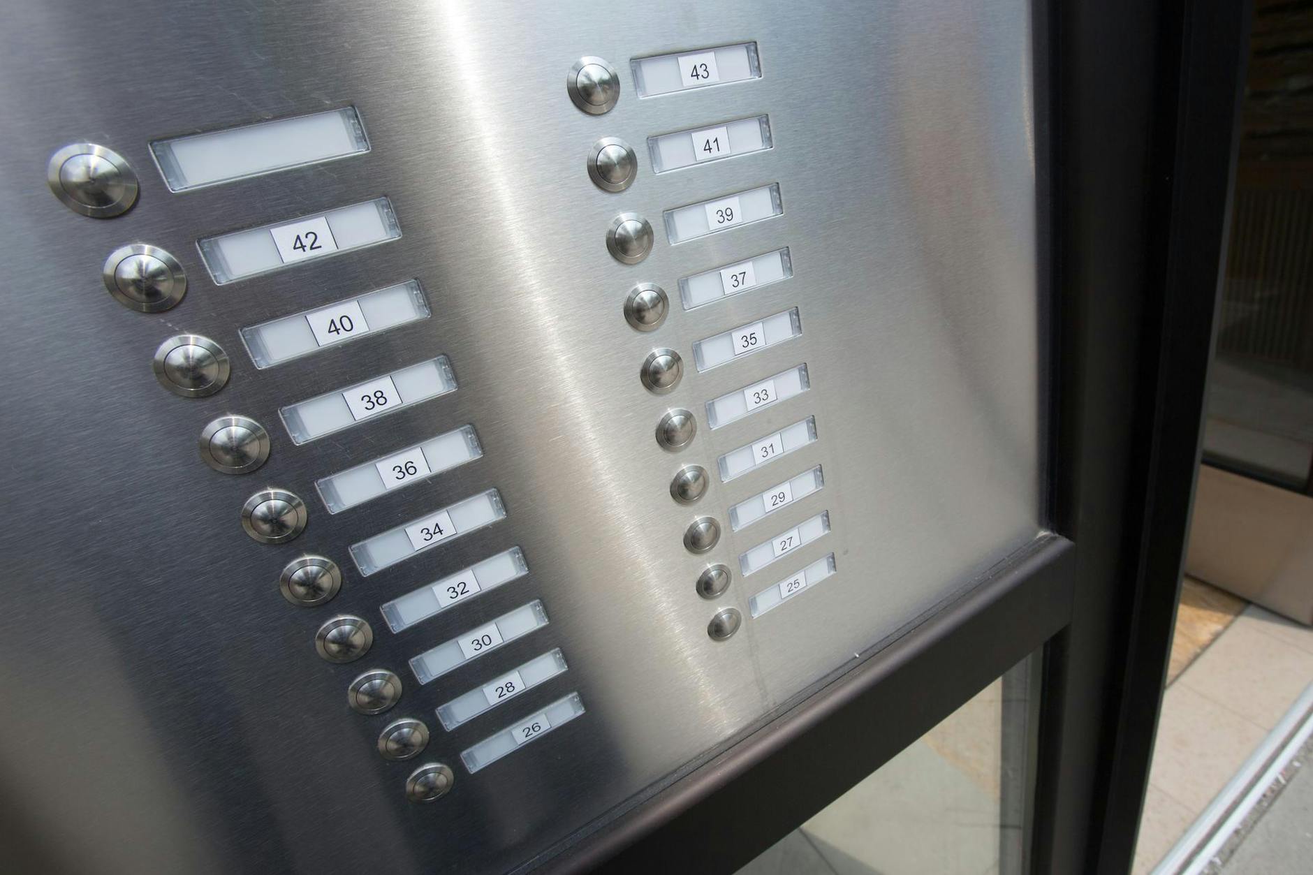 In manchen Häusern lässt sich am Klingelschild nicht erkennen, wer in welcher Wohnung wohnt. Denn statt Namen stehen Nummern an den Klingelschildern. Üblich ist das aber nicht.