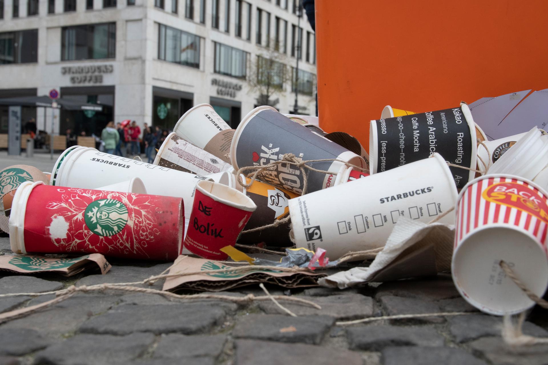 250 Euro für ausgespuckten Kaugummi Städte kämpfen gegen MüllFlut