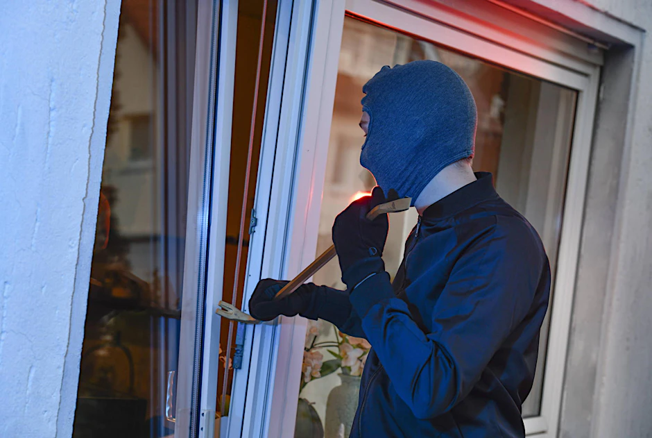 Einbrecher nutzen verstärkt Regenfallrohre oder Balkonbrüstungen, um in Wohnungen einzusteigen. 