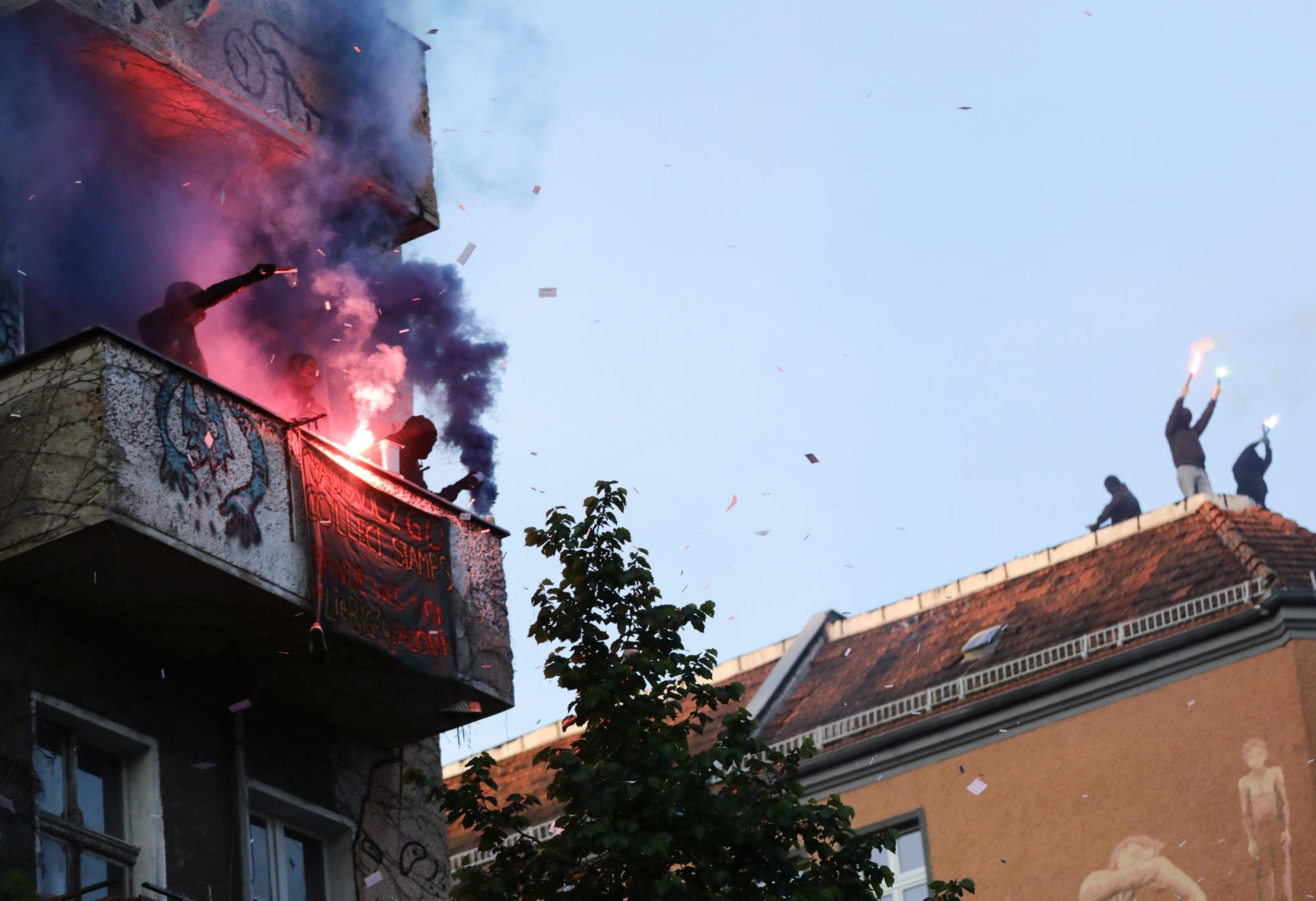 Während der Demo sind minutenlang Böller und Rauchfackeln gezündet worden.