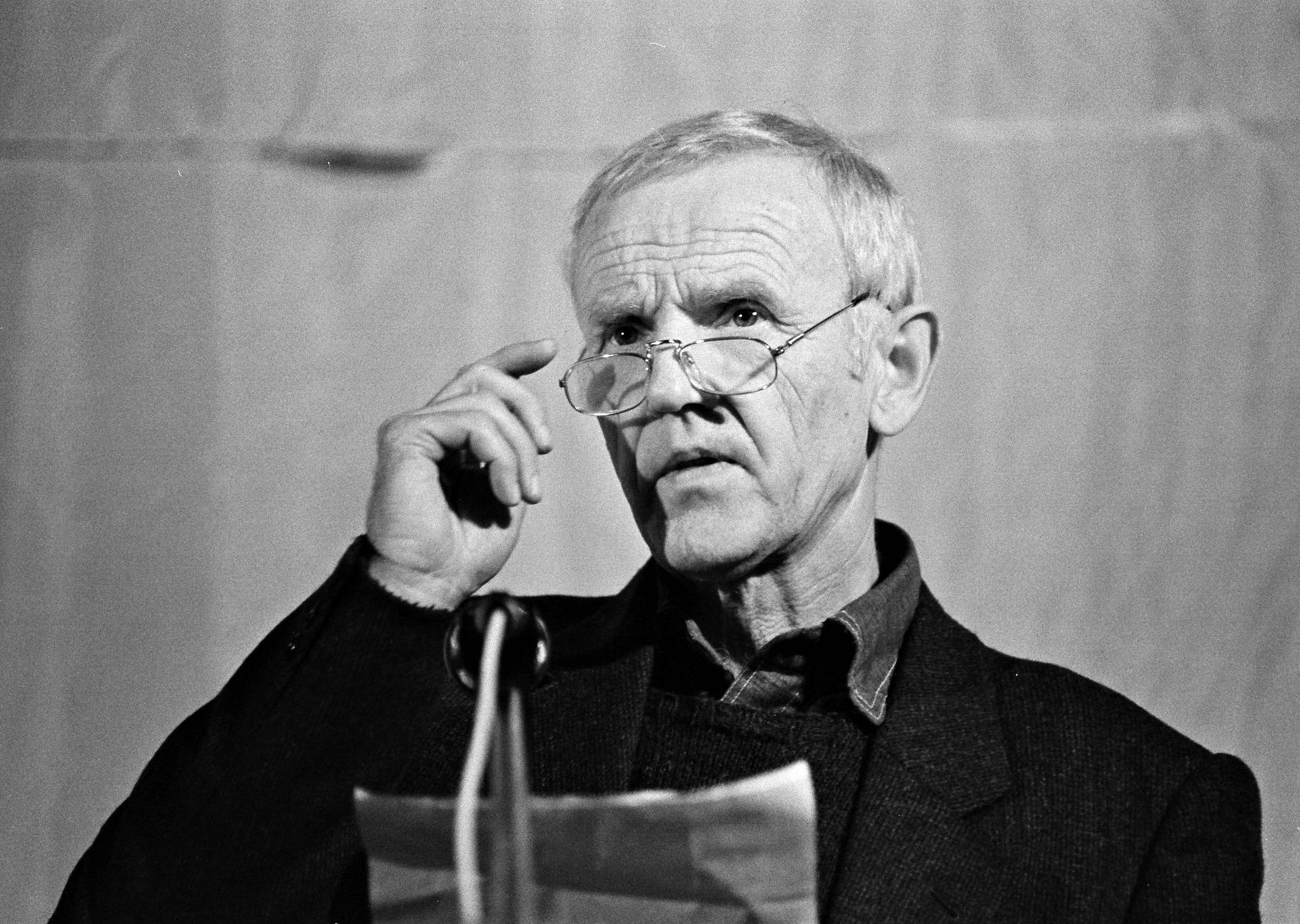 Am Mikrofon Günter de Bruyn bei einer Verasntaltung in der Ost-Berliner Erlöserkirche im Oktober 1989. 