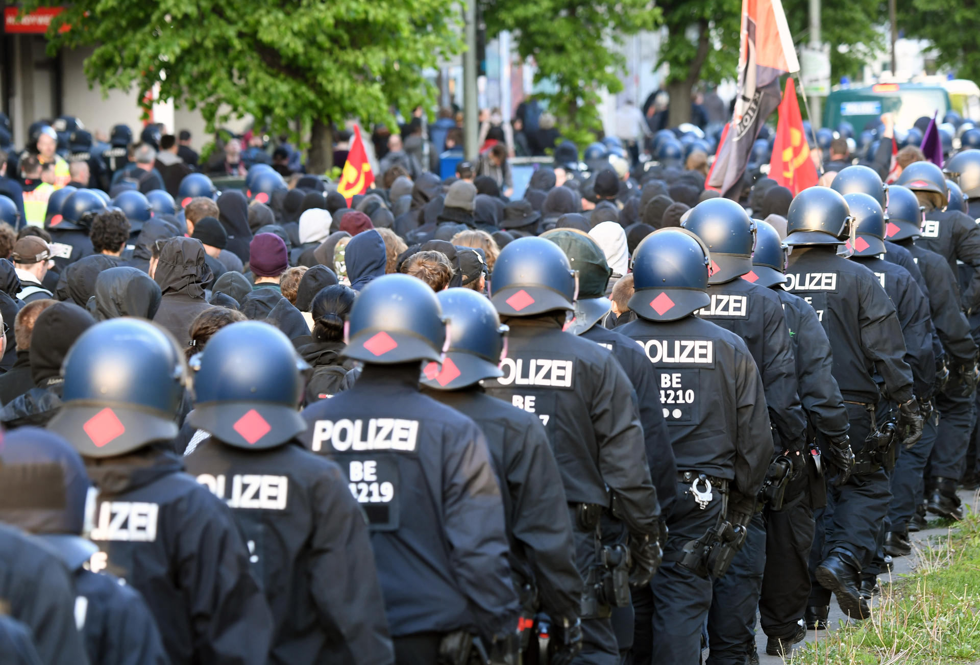 Polizisten waren auch auf Dächern postiert und beobachteten die Lage. Ein Hubschrauber kreiste in der Luft.