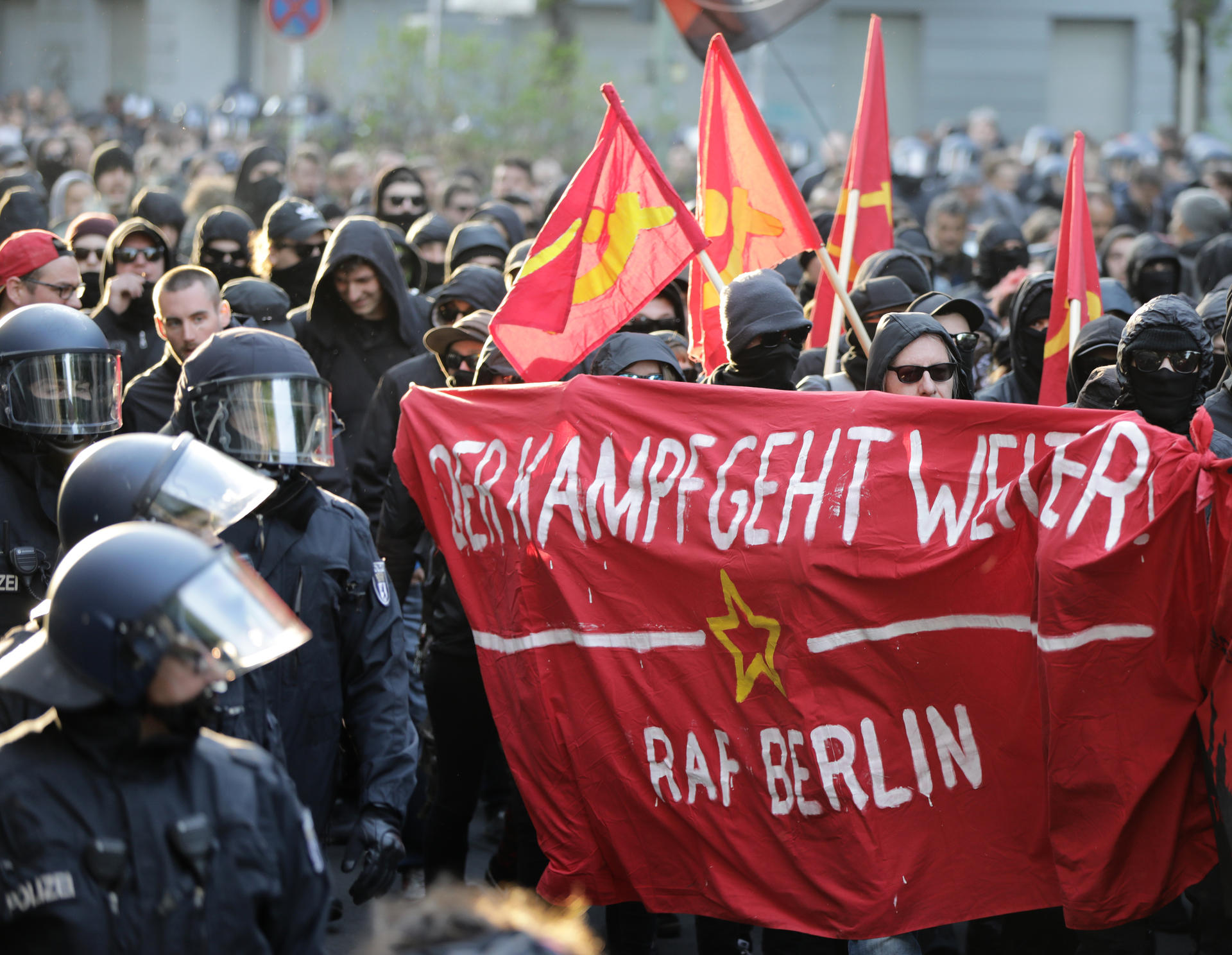 An der Spitze des Zuges liefen vermummte Demonstranten. 