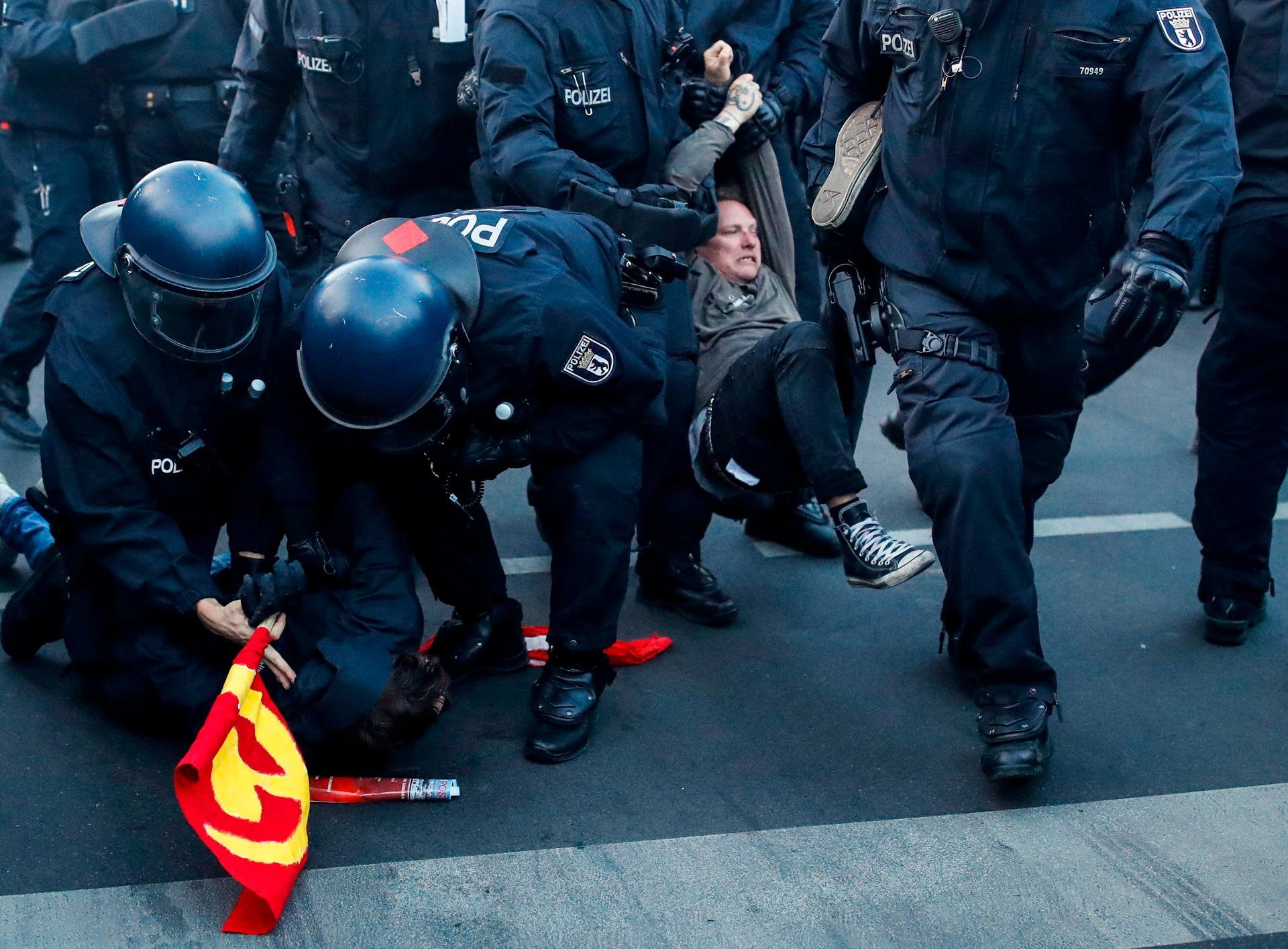 Mehrere Personen wurden festgenommen. Ein Polizeisprecher sprach von vereinzelten Steine- und Flaschenwürfen auf Polizisten.
